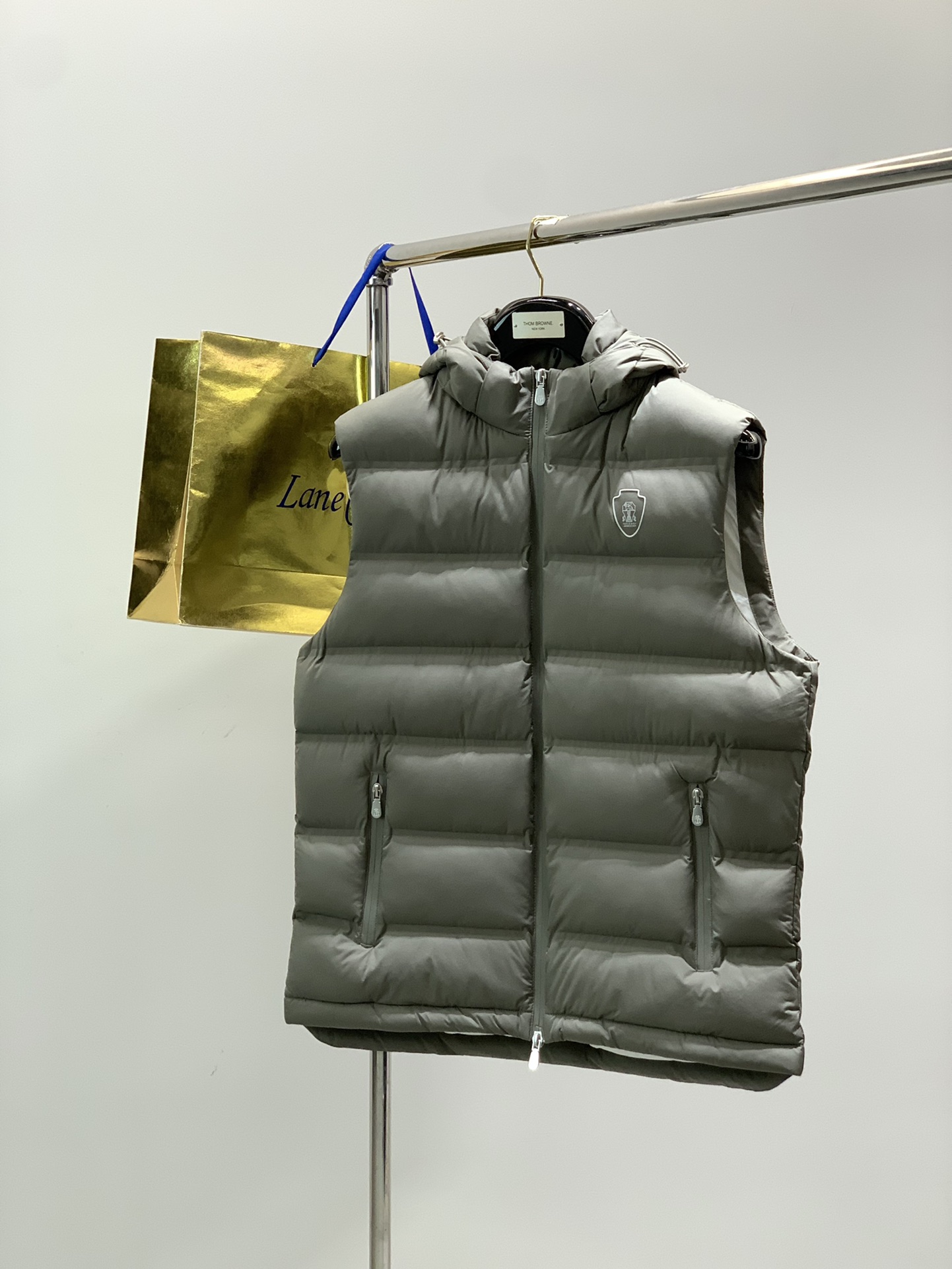 NO:564453,, Italian Divine Lion, fashion brand, 2025 winter new product, fashionable casual down vest, available at counters simultaneously, original order, imported original fabric, unique design, elegant and high-end color, remarkable interior details, top-notch printing technology letter pattern logo, original hardware accessories decoration, extremely high-grade, comfortable and breathable, handsome upper body, 2 colors recommended, code size M-3XL 48, 50, 52, 54, 56  Back center length 6668707274 Bust 112116120124128 Hem 106110114118122 Shoulder width 43.84546.247.4 48.6,,down jacket,alexander wang19860909,意大利神狮,时尚品牌,2025冬季新品,时尚休闲羽绒马甲,专柜同步有售,原单狠货,采用进口原版面料,独特设计,配色高雅高级,内里细节可圈可点,顶级印花工艺字母图案logo,原版五金辅料装饰,档次极高,舒适透气,上身帅气,2色推荐,码数M-3XL 48码50码52码54码56码 后中长6668707274 胸围112116120124128 下摆围106110114118122 肩宽43.84546.247.4 48.6,,down jacket,alexander wang,Men's clothing