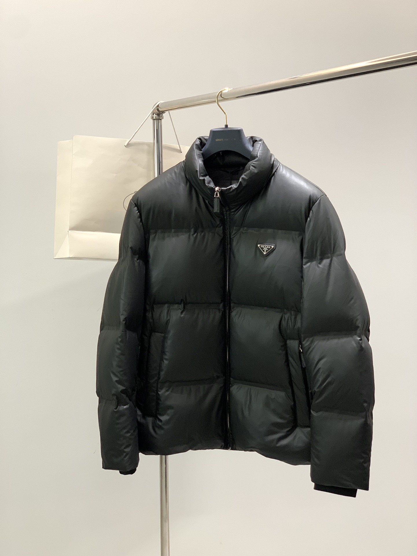 NO:564522,, PRADA, the latest winter product of 2025, available at counters simultaneously, fashionable and casual down jacket, imported original fabrics, extremely complex workmanship, the only channel that can be used as a purchasing agent, top-notch glue printing letter pattern logo, original hardware accessories decoration, extremely high-grade, comfortable and versatile, handsome and stylish upper body, code size M-3XL 48, 50, 52, 54, 56  Back center length 6769717375 Bust 118122126130134 Hem 112116120124128 Shoulder width 47.348.549.750.952.1 Sleeve length 62.363.564.765.9 67.1   Cuffs 1010.51111.512,,prada,prada,jackets & coats,down jacket,alexander wang19860909,PRADA 普拉达,2025冬季最新品,专柜同步有售,时尚休闲羽绒服外套,进口原版面料,做工极为复杂,唯一可以做代购级别的渠道狠货,顶级印胶工艺字母图案logo,原版五金辅料装饰,档次极高,舒适百搭,上身帅气有型,码数M-3XL 48码50码52码54码56码 后中长6769717375 胸围118122126130134 下摆围112116120124128 肩宽47.348.549.750.952.1 袖长62.363.564.765.9 67.1 袖口1010.51111.512,,prada,prada,jackets & coats,down jacket,alexander wang,Men's clothing