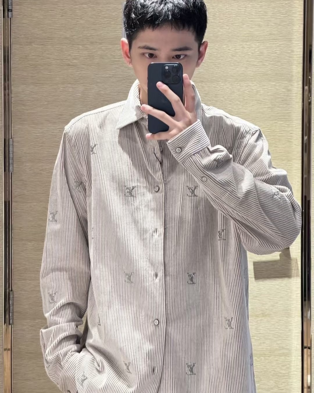 NO:570080,. 1V corduroy perforated long-sleeved shirt, original purchase version. The material is made of 260g fine corduroy with flat texture, and it is made of imported cotton, dyed and woven with 95 cotton and 5 nylon nylon. This style is made of German machine edge stitching and wheat wrapping machine sewing machine clips. It adopts a front snap button design. The fabric is dense and drape well. The clothing uses high-quality imported Australian diamonds and sparkles in reverse light.  Each cut piece is ironed and pressed twice by hand, which makes it very troublesome to firmly adhere to the surface. Hardware and auxiliary buttons are molded. Color: apricot black. Size S-L, shirts, alexander wang19860909. 1V灯芯绒烫钻长袖衬衫 原购版入 料面用采260g纹平精品灯芯绒,用采口进棉匹定染定织95棉5纶锦.该款用采德国机边打口与包麦机缝机夹,采用正面按扣扣设合计,料面度密到位后垂感十整足衣件服使高用质进量口澳钻,光反时闪光发闪 人烫工钻每一块裁片单烫独压两次,其使牢牢附吸表面 常异麻烦 五金料辅扣子模开 颜色杏色 黑色 尺码S-L,,shirts,alexander wang,Men's clothing