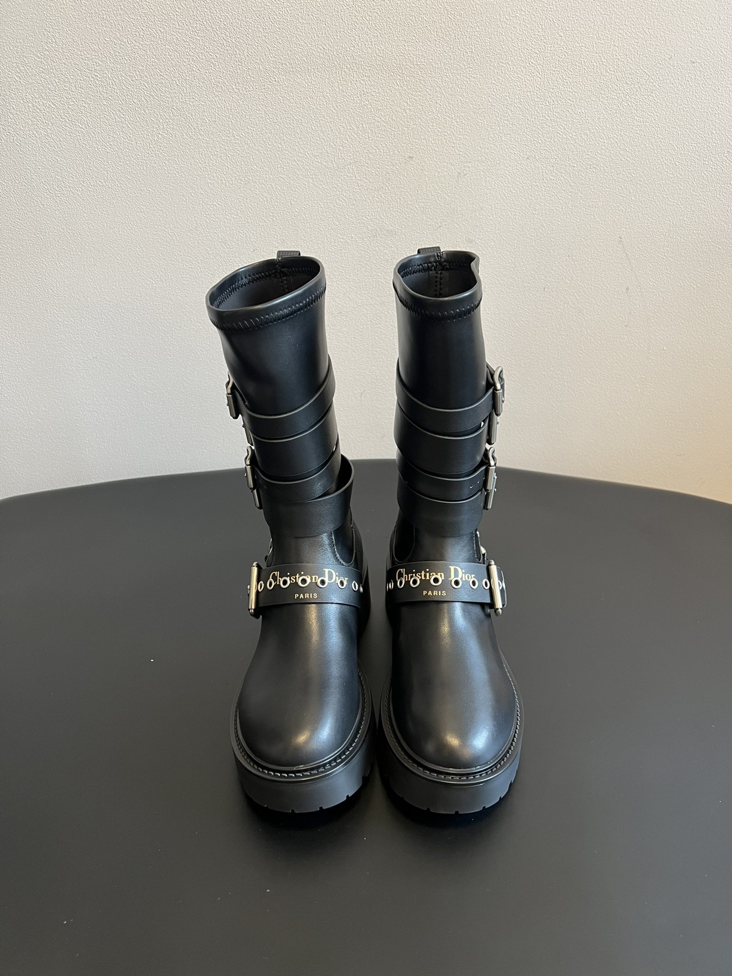 NO:594367,Dior 25ss new punk motorcycle boots are made of high-quality leather, with fine and crisp texture, exquisite production technology, and high-end quality of the brand in every detail. There are two styles of long-tube and medium-tube. The thick-soled design not only increases the height, but also has a strong retro workwear feel. The shoe shape is neat and has good wrapping. The long-tube black model can be paired with black tight leather pants, an old denim jacket for the upper body, and a metal necklace and chain bag to create a cool and handsome street punk look. Upper cowhide  Lined cowhide, original molded outsole size 35-41, boots, dior, boots, jackets & coats, necklace, cowhide19860909Dior 25ss新款朋克机车靴 采用优质皮革材质,质感细腻且挺括,制作工艺精湛,细节处尽显品牌高端品质.有长筒和中筒两种款式,厚底设计不仅增加了身高,还带有强烈的复古工装感,鞋型利落,包裹性好. 长筒黑色款可搭配黑色紧身皮裤,上身选择做旧牛仔夹克,再搭配金属项链和链条包,打造出街头朋克的酷帅感. 鞋面牛皮 内里牛皮 大底原版开模大底 size35-41码,靴子,dior,boots,jackets & coats,necklace,cowhide,Women's Shoes