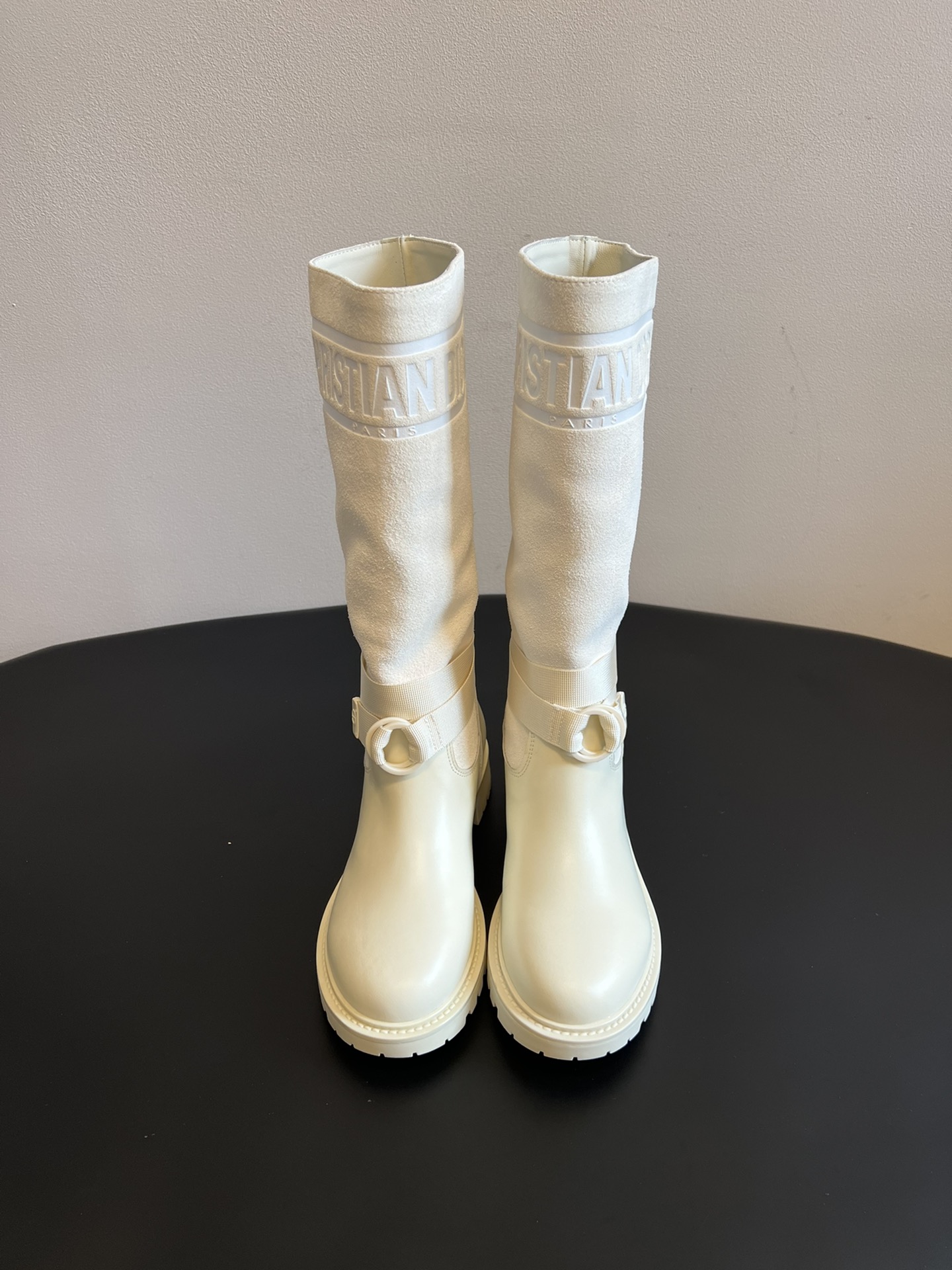 NO:559286,Dio* 25ss catwalk style long knight boots combine a retro and modern feel, with a striking 'CHRISTIAN DIOR' brand logo on the boot shaft, which is highly recognizable. The buckle element in the details adds a workwear style and a sense of sophistication. It uses high-quality leather, and some styles are lined with plush, taking into account texture and warmth; the soles are thick and have anti-slip texture, ensuring the stability and practicality of wearing.  Combine it with a slim-fitting woolen skirt or straight suit trousers, and a long coat or windbreaker to highlight your elegant and capable temperament. Choose a style with plush lining, match it with an over-the-knee sweater dress, and put on a fur jacket to keep you warm and show a sense of luxury. Upper cowhide/cow suede Lining cowhide/wool Outsole Original open molded outsole size 35-41 Leather lining   Maoli 410,boots,dior,boots,skirts,jackets & coats,sweaters,business suit,cowhide19860909Dio* 25ss走秀款长筒骑士靴 融合了复古与摩登感,靴筒处带有醒目的“CHRISTIAN DIOR”品牌标识,辨识度极高.细节处的扣带元素增添了工装风与精致感.运用优质皮革,部分款式内衬毛绒,兼顾质感与保暖性；鞋底厚实且带有防滑纹路,保证穿着的稳定性与实用性. 与修身的毛呢半身裙或直筒西装裤组合,外搭长款大衣或风衣,凸显优雅干练的气质.选择带毛绒内衬的款式,搭配过膝毛衣连衣裙,再披上一件皮草外套,既保暖又尽显奢华感. 鞋面牛皮/牛反绒 内里牛皮/羊毛 大底原版开模大底 size35-41码 皮里 毛里410,靴子,dior,boots,skirts,jackets & coats,sweaters,business suit,cowhide,Women's Shoes