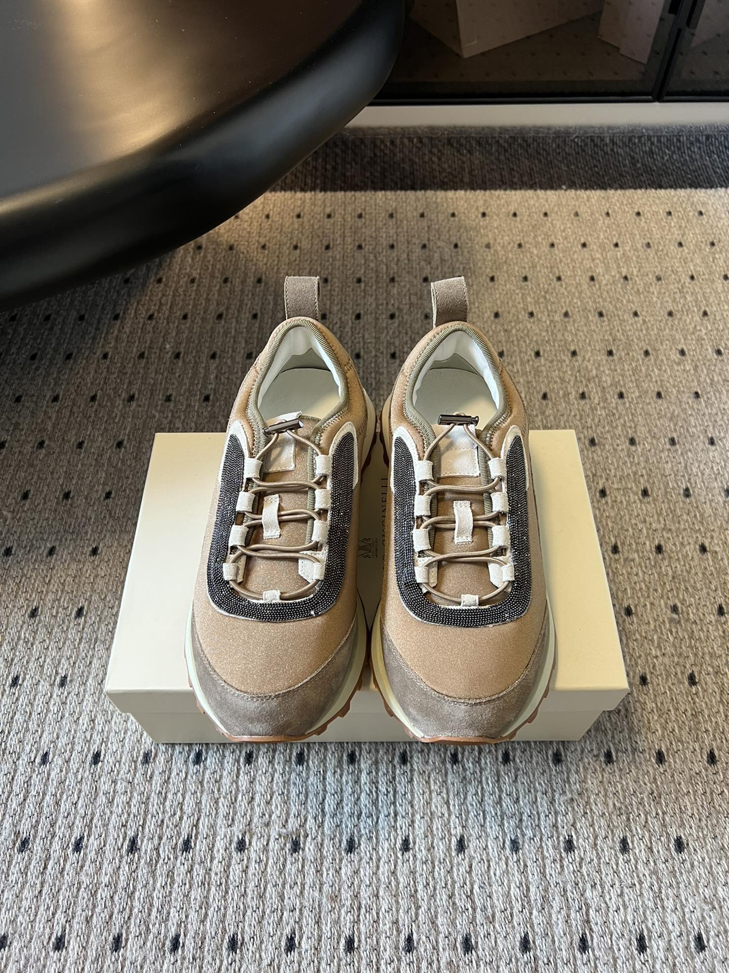NO:563288,Top-quality men's Brunello Cucinel* ss25 casual sneakers are made of leather, mesh, knitting and other materials, with fine texture and rich layers. The color scheme is mainly earth tones such as off-white, khaki, dark gray, etc. The style is low-key and luxurious, and it also has the brand's signature exquisite details, which are both recognizable and high-end.  It not only enhances the fashion sense but also has a certain heightening effect; the lace design fits the foot shape, is comfortable to wear and easy to adjust the elasticity. It combines sports style and luxury leisure feeling, which is not only suitable for daily leisure travel, but also adds a low-key high-end texture to the style. Upper mesh/cloth lining Sheepskin outsole original molded outsole size 35-45, casual shoes/sports shoes, brunello cucinelli, sneakers, sheepskin19860909顶级品质 男 Brunello Cucinel* ss25休闲运动鞋 采用皮革、网面、针织等多种材质拼接,质感细腻且层次丰富.配色以米白、卡其、深灰等大地色系为主,风格低调奢华,还带有品牌标志性的精致细节,辨识度与高级感兼具. 提升时尚感的同时具有一定增高效果；系带设计贴合脚型,穿着舒适且便于调节松紧.融合了运动风与奢华休闲感,既适合日常休闲出行,又能为造型增添低调的高级质感. 鞋面网面/布面 内里羊皮 大底原版开模大底 size35-45码,休闲鞋/运动鞋,brunello cucinelli,sneakers,sheepskin,Women's Shoes
