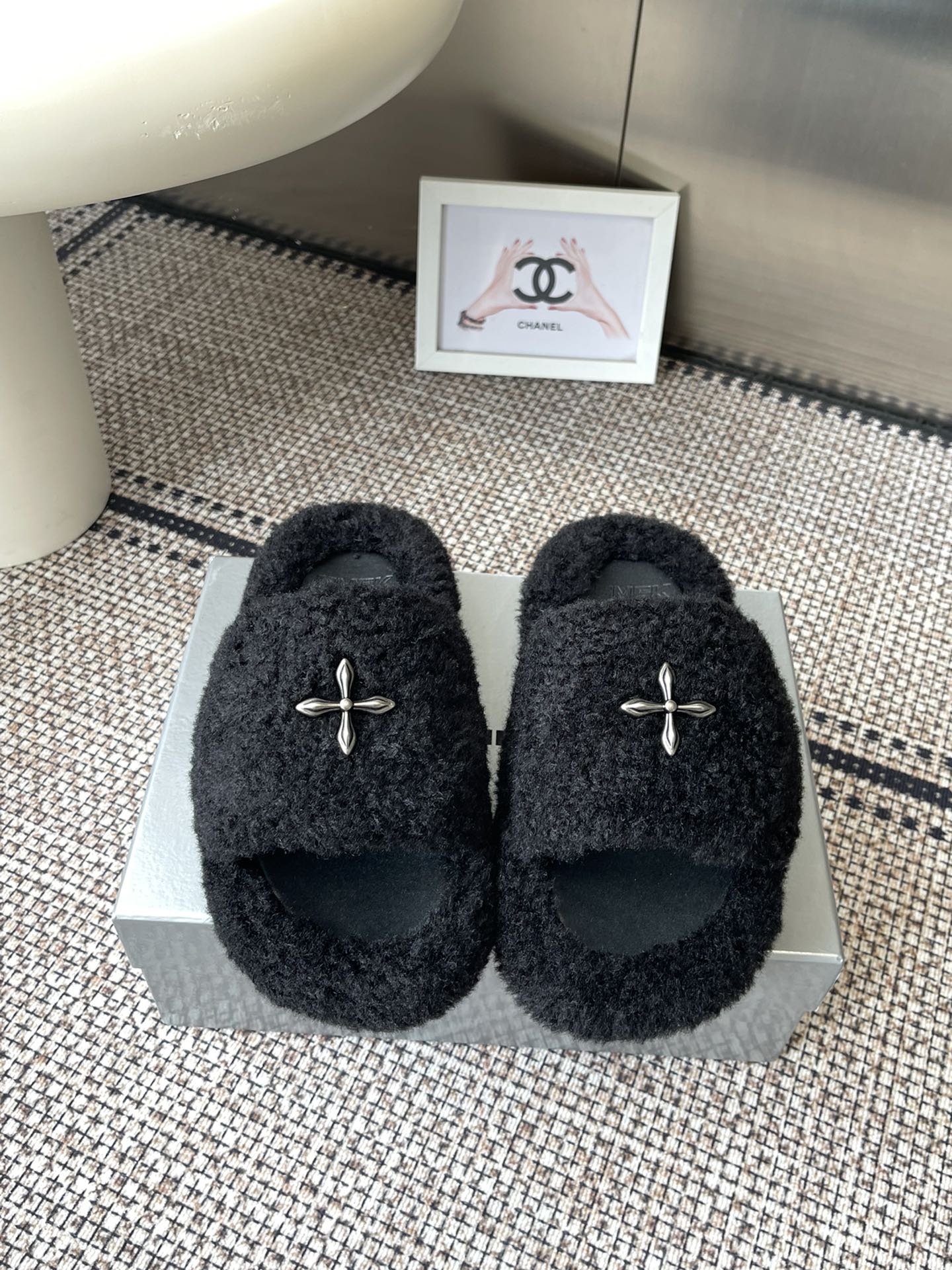 NO:564630,SMFK 25ss Autumn and Winter Thick-soled bread slippers, a super popular bread slipper, are so popular that all the major Internet celebrity bloggers are wearing it. After cleverly incorporating brand elements, they are fashionable and versatile, and are loved by hot girls. They are perfectly released. Fabric: wool, lining/synthetic leather for feet, original metal logo, original TPU non-slip outsole, supporting packaging Size 35-40 (40 custom made, non-returnable), fur shoes and slippers, slippers19860909SMFK 25ss 秋冬 厚底面包拖鞋,超级火的一款面包拖,被种草得不行 各大网红博主都在穿它,巧妙纳入品牌元素后时尚百搭、辣妹至爱,被完美释放 面料:羊毛 内里/垫脚合成皮革,原版金属Logo,原版TPU防滑大底 配套包装 Size35-40（40订做不退换）,毛毛鞋拖鞋,slippers,Women's Shoes