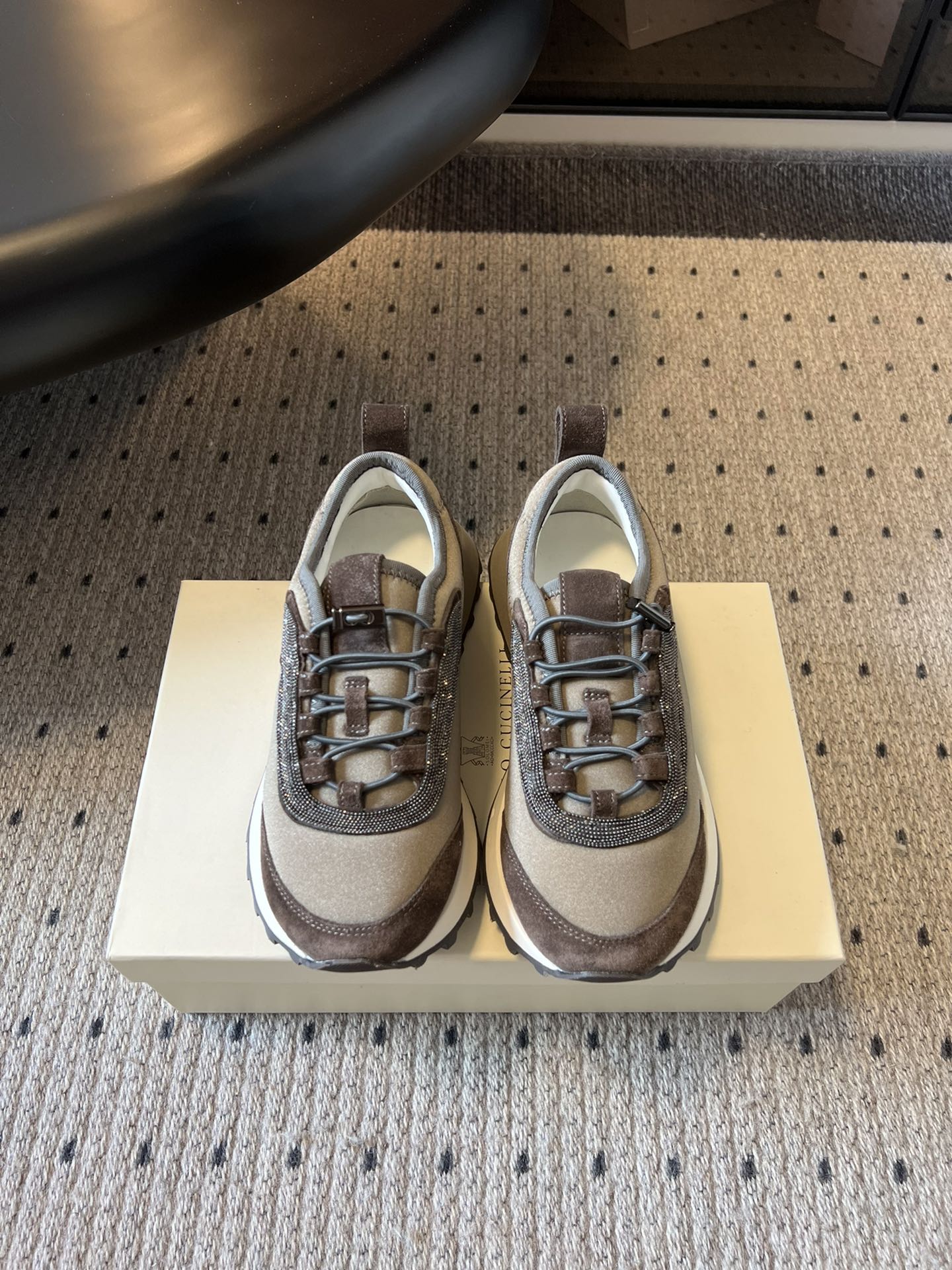 NO:563291,Top-quality men's Brunello Cucinel* ss25 casual sneakers are made of leather, mesh, knitting and other materials, with fine texture and rich layers. The color scheme is mainly earth tones such as off-white, khaki, dark gray, etc. The style is low-key and luxurious, and it also has the brand's signature exquisite details, which are both recognizable and high-end.  It not only enhances the fashion sense but also has a certain heightening effect; the lace design fits the foot shape, is comfortable to wear and easy to adjust the elasticity. It combines sports style and luxury leisure feeling, which is not only suitable for daily leisure travel, but also adds a low-key high-end texture to the style. Upper mesh/cloth lining Sheepskin outsole original molded outsole size 35-45, casual shoes/sports shoes, brunello cucinelli, sneakers, sheepskin19860909顶级品质 男 Brunello Cucinel* ss25休闲运动鞋 采用皮革、网面、针织等多种材质拼接,质感细腻且层次丰富.配色以米白、卡其、深灰等大地色系为主,风格低调奢华,还带有品牌标志性的精致细节,辨识度与高级感兼具. 提升时尚感的同时具有一定增高效果；系带设计贴合脚型,穿着舒适且便于调节松紧.融合了运动风与奢华休闲感,既适合日常休闲出行,又能为造型增添低调的高级质感. 鞋面网面/布面 内里羊皮 大底原版开模大底 size35-45码,休闲鞋/运动鞋,brunello cucinelli,sneakers,sheepskin,Women's Shoes