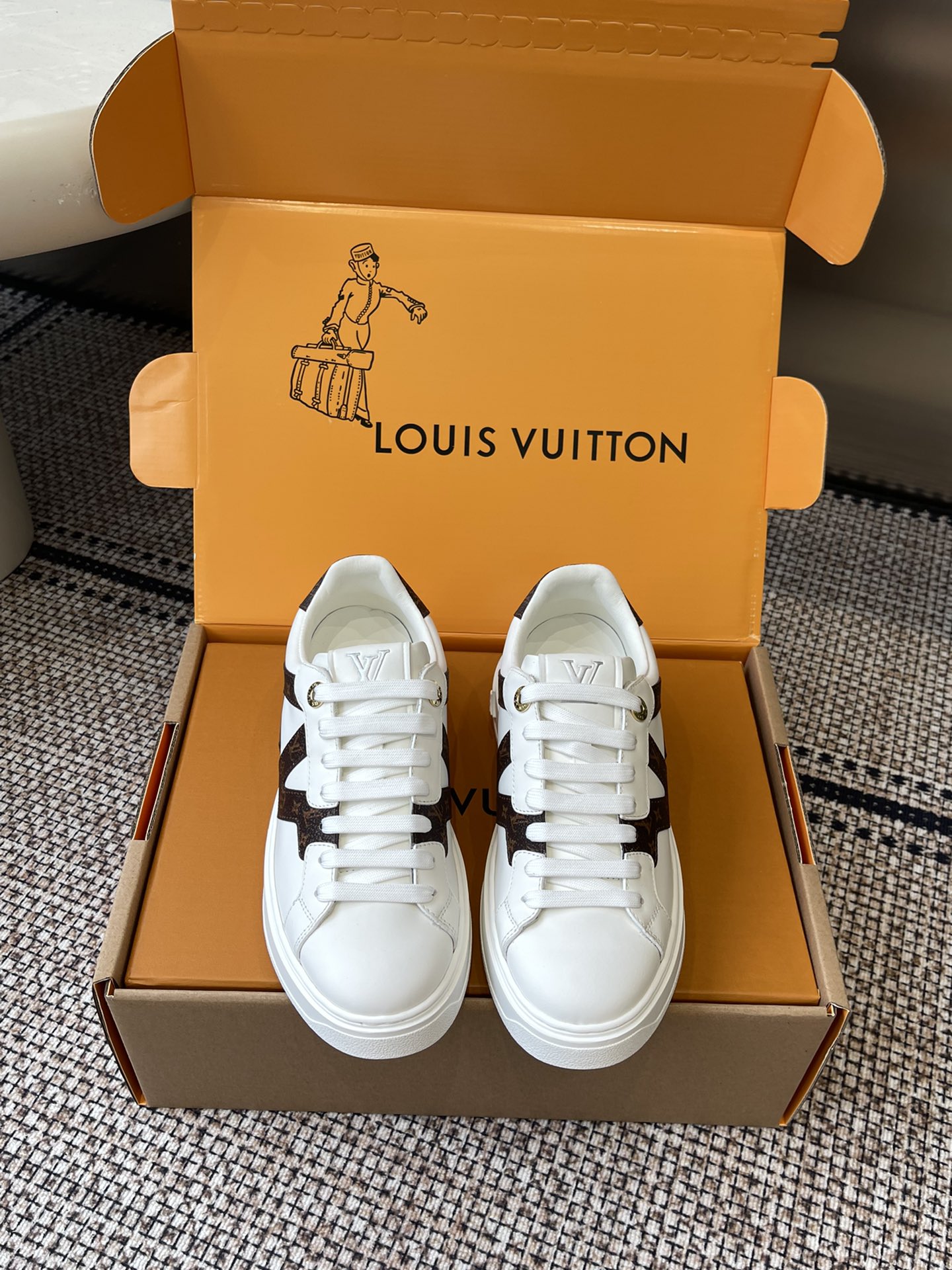 NO:564614,Louis Vuitton Louis Vuitton casual sneakers, white shoes, many Internet celebrity fashion bloggers plant grass, simple shoe grid design, brand LOGO embossing, presbyopia stitching, LV Circle rubber patch on the tongue, rich details, original custom-made silk cowhide lining, water-dyed cowhide on the upper, one-piece molding process EVA feet, original molded TPU outsole, size 35-41 (customized 40 41), casual shoes/sports shoes, louis  vuitton,louis vuitton,louis vuitton,sneakers,cowhide19860909Louis Vuitton 路易威登 休闲板鞋 小白鞋 超多网红时尚博主种草 简约的鞋型格板设计 品牌LOGO压花 老花拼接 鞋舌的 LV Circle 橡胶贴饰丰富细节 鞋面原版定制丝绸牛皮内里水染牛皮 一体成型工艺EVA垫脚 原版开模TPU大底 码数35-41（40 41订做）,休闲鞋/运动鞋,louis vuitton,louis vuitton,louis vuitton,sneakers,cowhide,Women's Shoes