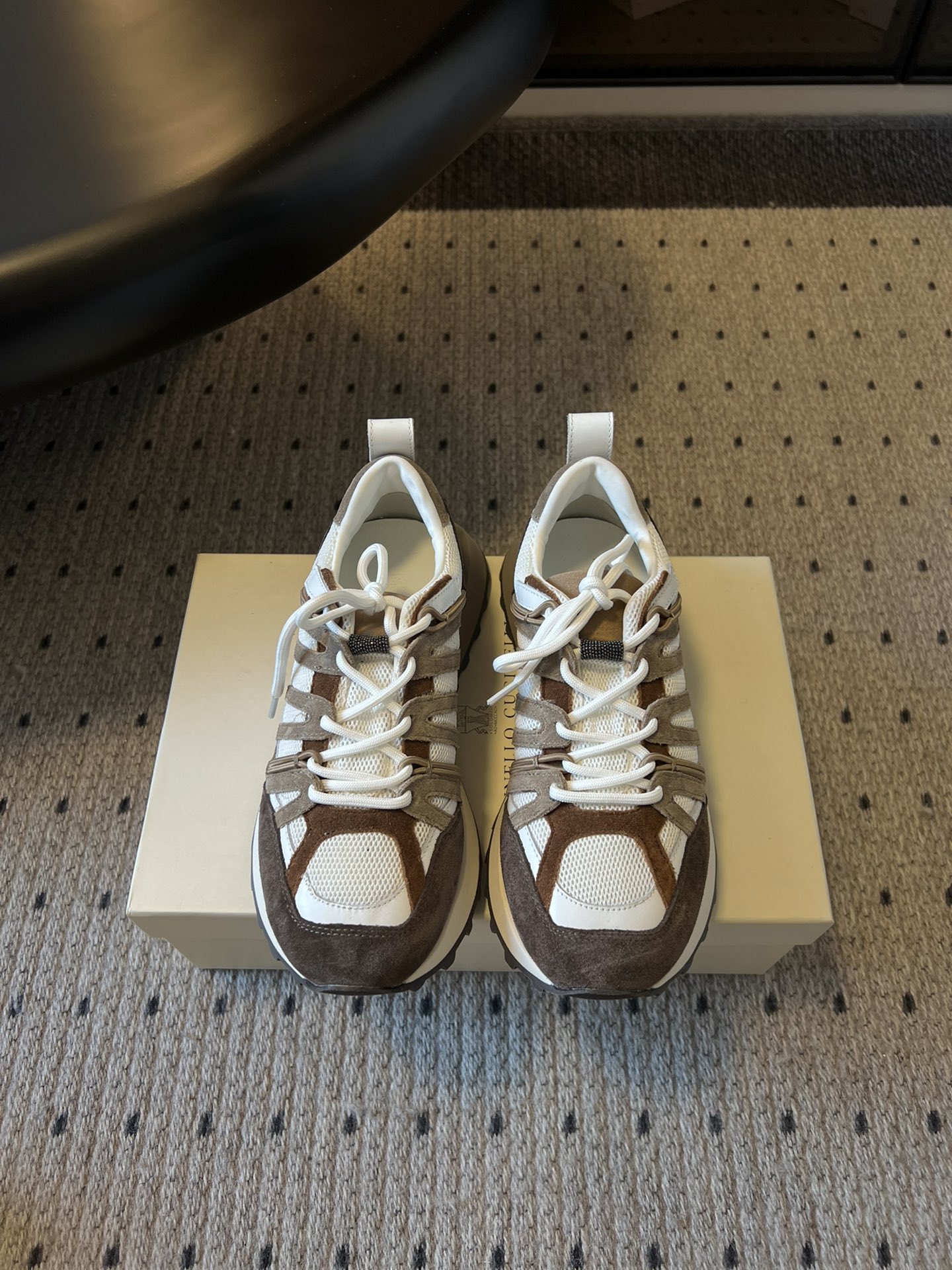 NO:563301,Top quality men's Brunello Cucinel* ss25 beaded detail sneakers combine retro and modern design elements. The upper is made of multi-material splicing, such as mesh, leather and suede, showing a sense of layering and texture. The unique design of the shoelace system increases the recognition of the shoe.  The use of high-quality leather and suede materials, fine workmanship, reflects the brand's luxurious texture and exquisite craftsmanship. The thick-soled design not only has a heightening effect, but also provides a certain amount of cushioning, suitable for daily travel, both fashionable and comfortable. Upper mesh/suede lining sheepskin outsole original molded outsole size 35-45, casual shoes/sports shoes, brunello cucinelli, sneakers, sheepskin, chamois leather19860909顶级品质 男 Brunello Cucinel* ss25珠饰细节运动鞋 融合了复古与现代的设计元素,鞋面采用多材质拼接,如网眼布、皮革和麂皮,呈现出层次感与质感.鞋带系统设计独特,增加了鞋子的辨识度. 运用了高品质的皮革和麂皮材质,做工精细,体现了品牌的奢华质感与精湛工艺.厚底设计不仅有增高效果,还能提供一定的缓冲,适合日常出行,兼具时尚与舒适. 鞋面网面/麂皮 内里羊皮 大底原版开模大底 size35-45码,休闲鞋/运动鞋,brunello cucinelli,sneakers,sheepskin,chamois leather,Women's Shoes