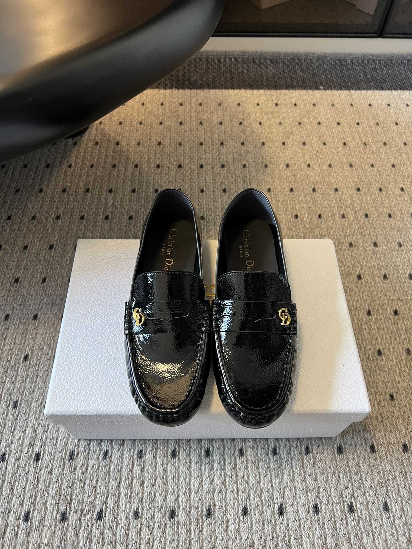 NO:563323,The top-quality Dio* 25ss new loafers are made of patent leather and genuine leather, with high-end texture and strong luster. The shoe body is decorated with the brand's iconic gold metal buckle, which is highly recognizable and shows a luxurious and refined style. It is a classic loafer style, with a style between elegant commuting and light luxury leisure. The black and white are classic and versatile, and are a great tool for creating a sophisticated look.  The black model can be paired with black suit pants, a white silk shirt, and a suit jacket of the same color to create a smart and elegant workplace commuting look. The white model can be paired with light blue denim straight pants and a beige sweater to create a casual yet sophisticated daily style. Cowhide upper, cowhide lining, leather outsole, size 35-41, loafers, dior, loafers, jackets & coats, shirts, business   suit,cowhide,real silk,Leather soles19860909顶级品质 Dio* 25ss新款乐福鞋 采用漆皮和真皮材质,质感高级且光泽感强；鞋身饰有品牌标志性的金色金属扣,辨识度高,尽显奢华精致格调.属于经典乐福鞋款式,风格介于优雅通勤与轻奢休闲之间,黑白两色经典百搭,是打造精致造型的利器. 黑色款搭配黑色西装裤与白色真丝衬衫,外搭同色系西装外套,打造干练优雅的职场通勤造型. 白色款可搭配浅蓝色牛仔直筒裤与米色针织衫,营造随性又不失精致的日常穿搭风格. 鞋面牛皮 内里牛皮 大底真皮大底 size35-41,乐福鞋,dior,loafers,jackets & coats,shirts,business suit,cowhide,real silk,Leather soles,Women's Shoes