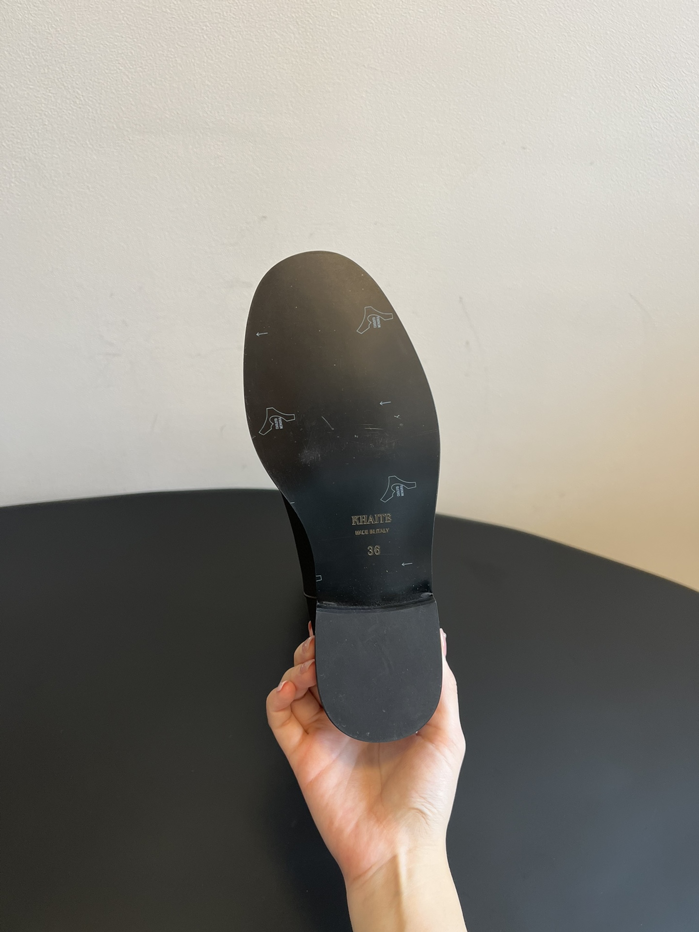 Khaite 25ss 荔枝纹皮革长靴采用荔枝纹皮革材质，触感细腻且质感高级，呈现出深灰色和棕灰色两种低