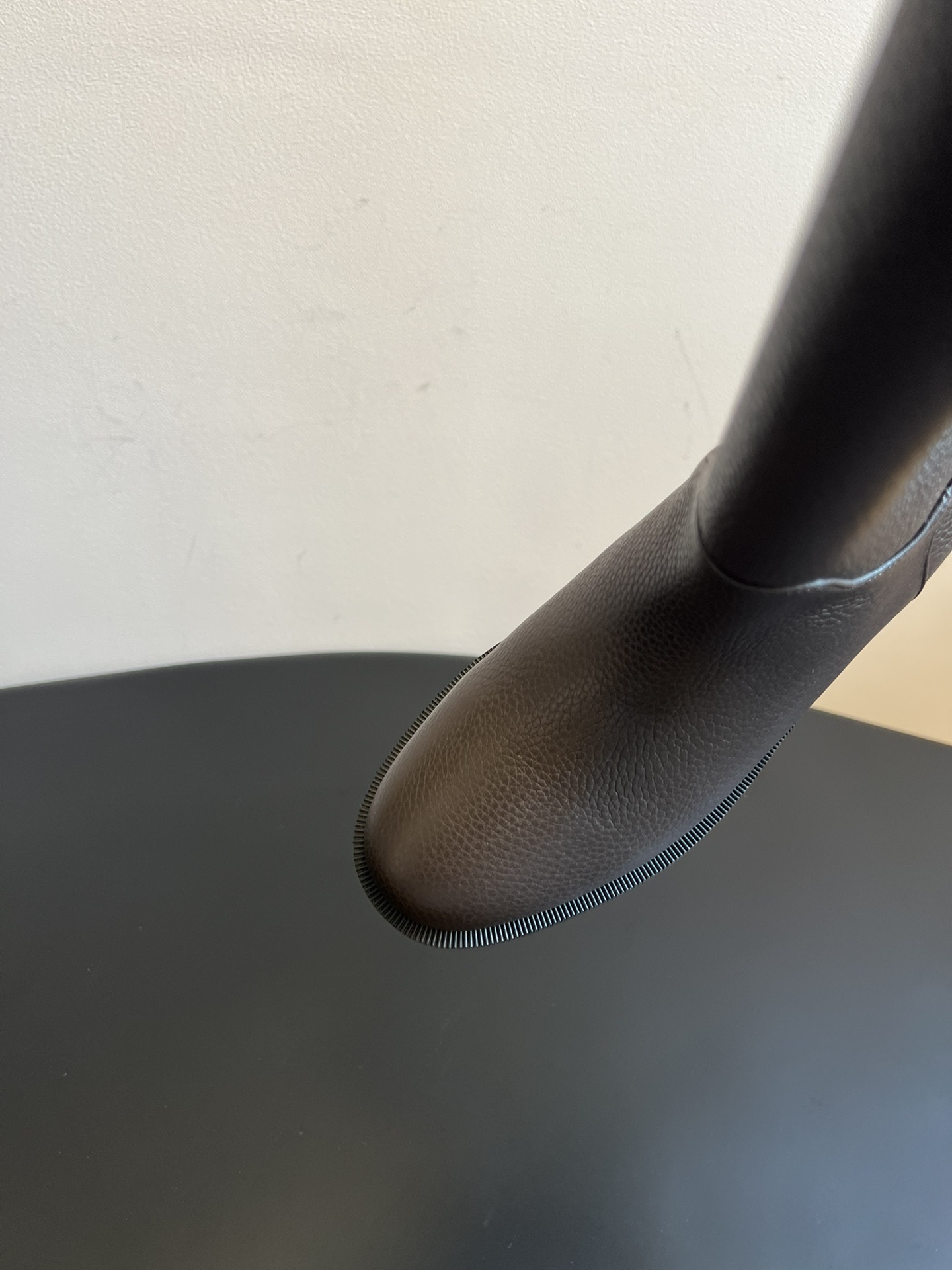 Khaite 25ss 荔枝纹皮革长靴采用荔枝纹皮革材质，触感细腻且质感高级，呈现出深灰色和棕灰色两种低