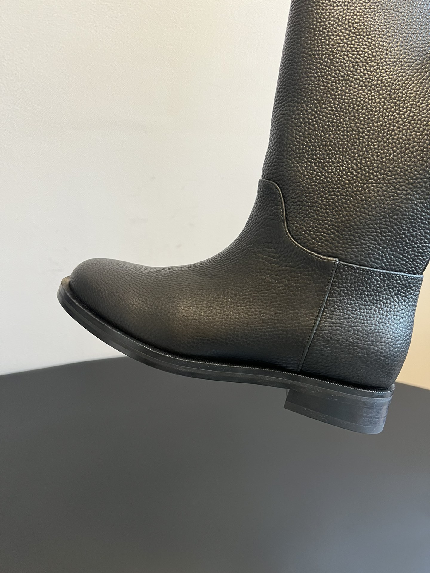 Khaite 25ss 荔枝纹皮革长靴采用荔枝纹皮革材质，触感细腻且质感高级，呈现出深灰色和棕灰色两种低