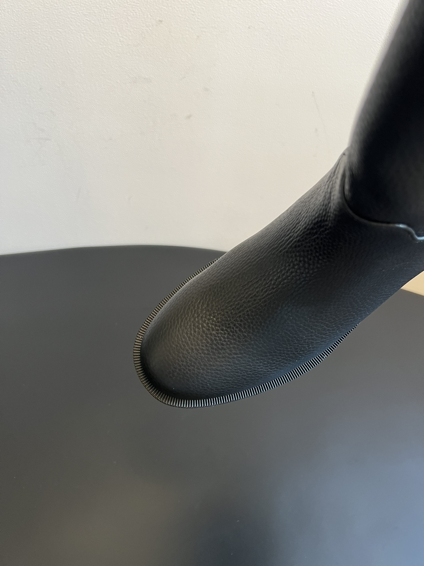 Khaite 25ss 荔枝纹皮革长靴采用荔枝纹皮革材质，触感细腻且质感高级，呈现出深灰色和棕灰色两种低