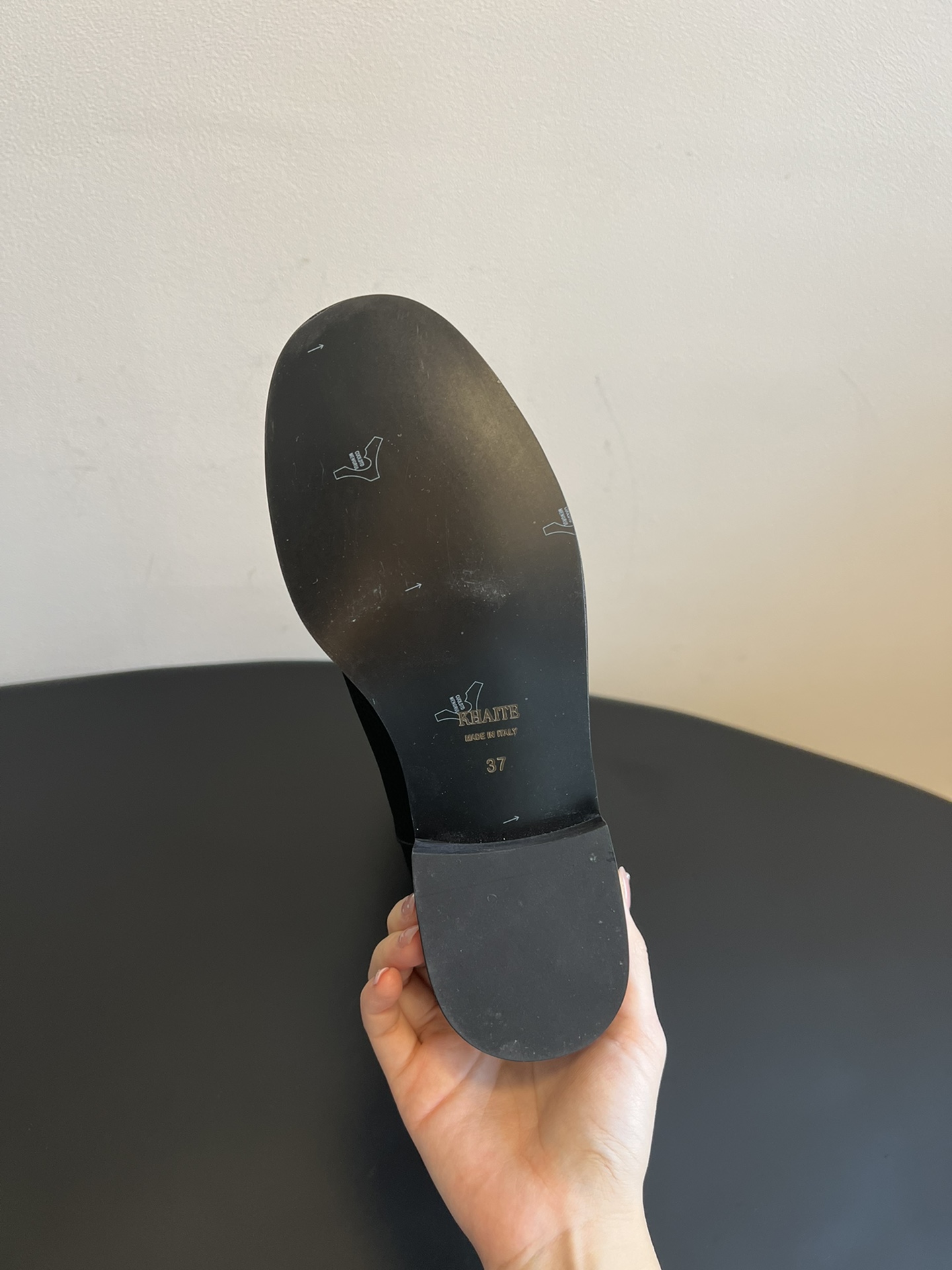 Khaite 25ss 荔枝纹皮革长靴采用荔枝纹皮革材质，触感细腻且质感高级，呈现出深灰色和棕灰色两种低