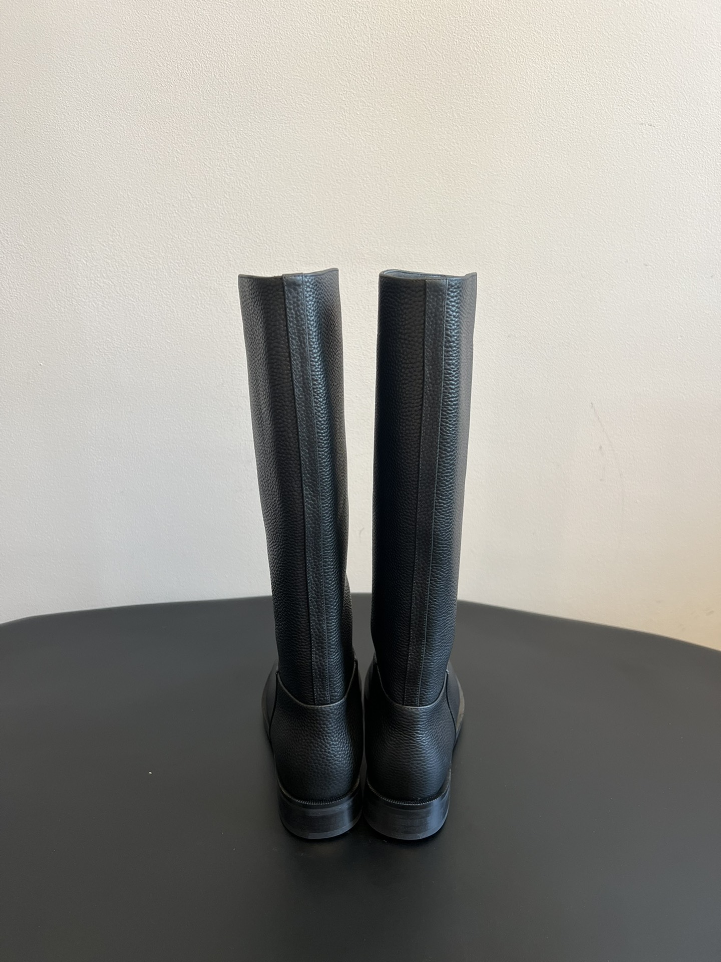 Khaite 25ss 荔枝纹皮革长靴采用荔枝纹皮革材质，触感细腻且质感高级，呈现出深灰色和棕灰色两种低