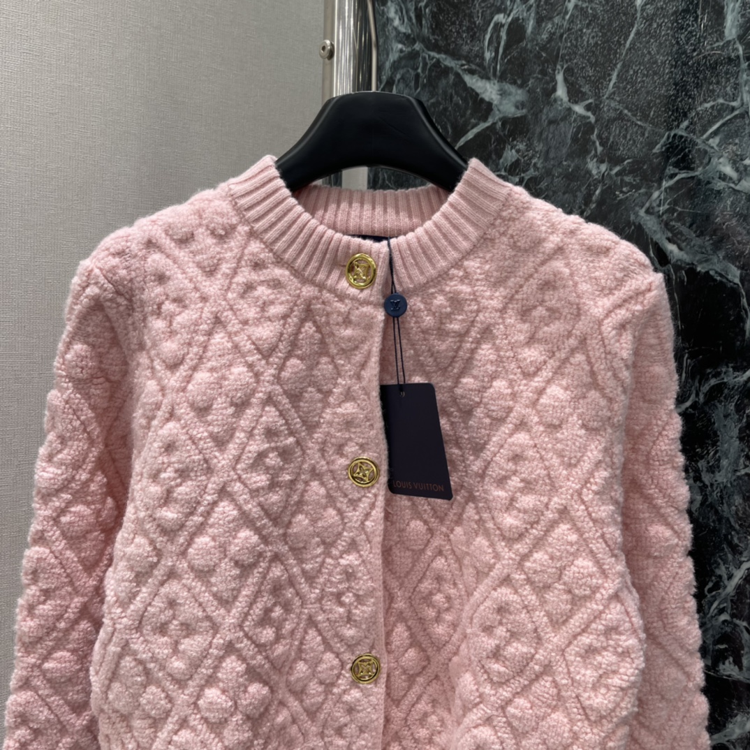 路易 25秋冬新款 提花针织开衫 提花工艺处理，呈现立体凹凸造型，针织圆领开衫版型，成衣纽扣装饰开襟，以