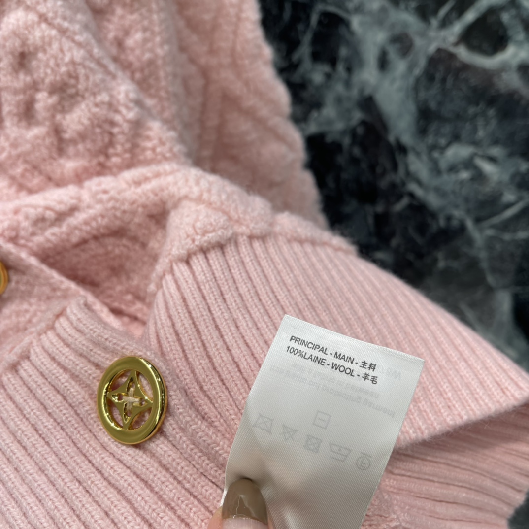 路易 25秋冬新款 提花针织开衫 提花工艺处理，呈现立体凹凸造型，针织圆领开衫版型，成衣纽扣装饰开襟，以