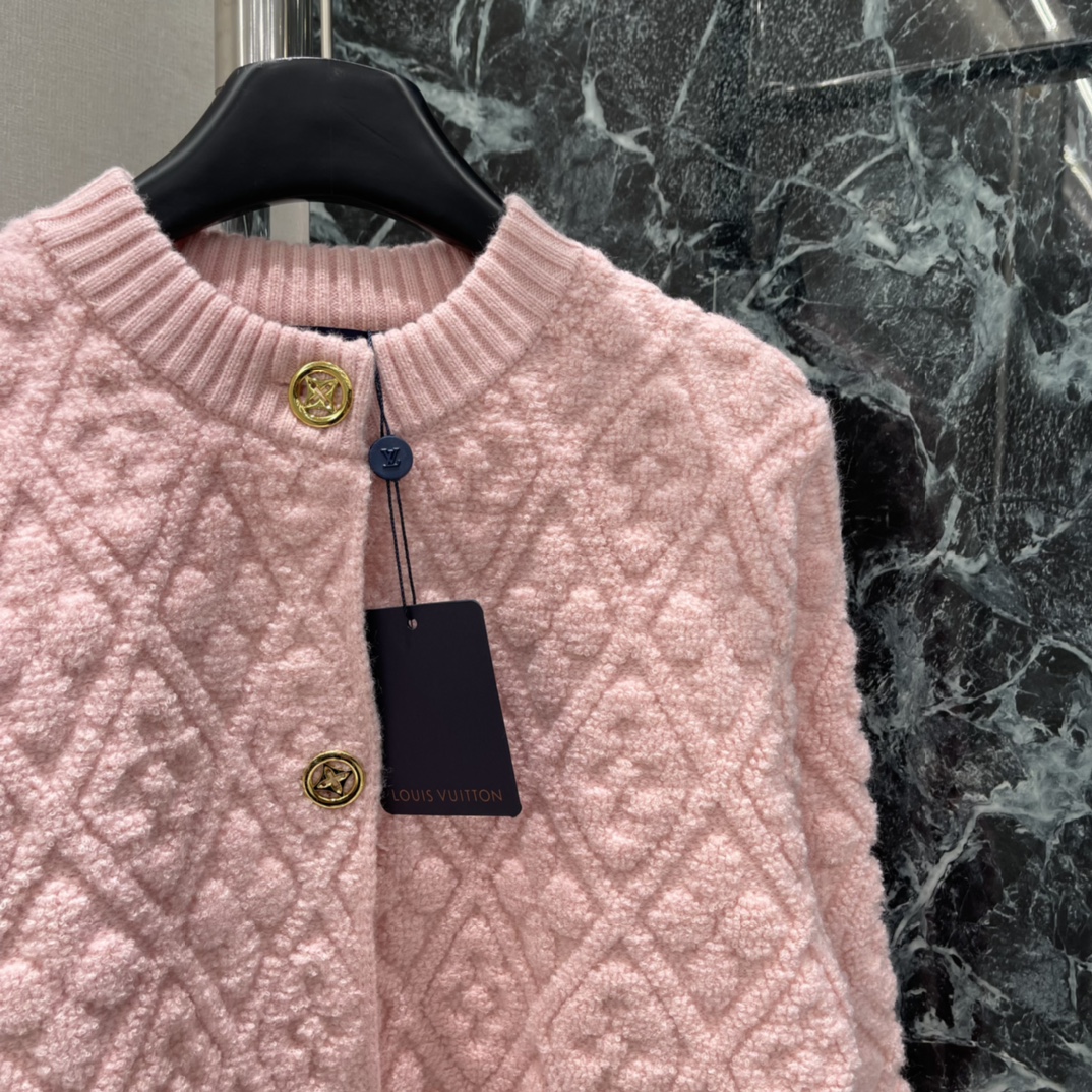 路易 25秋冬新款 提花针织开衫 提花工艺处理，呈现立体凹凸造型，针织圆领开衫版型，成衣纽扣装饰开襟，以