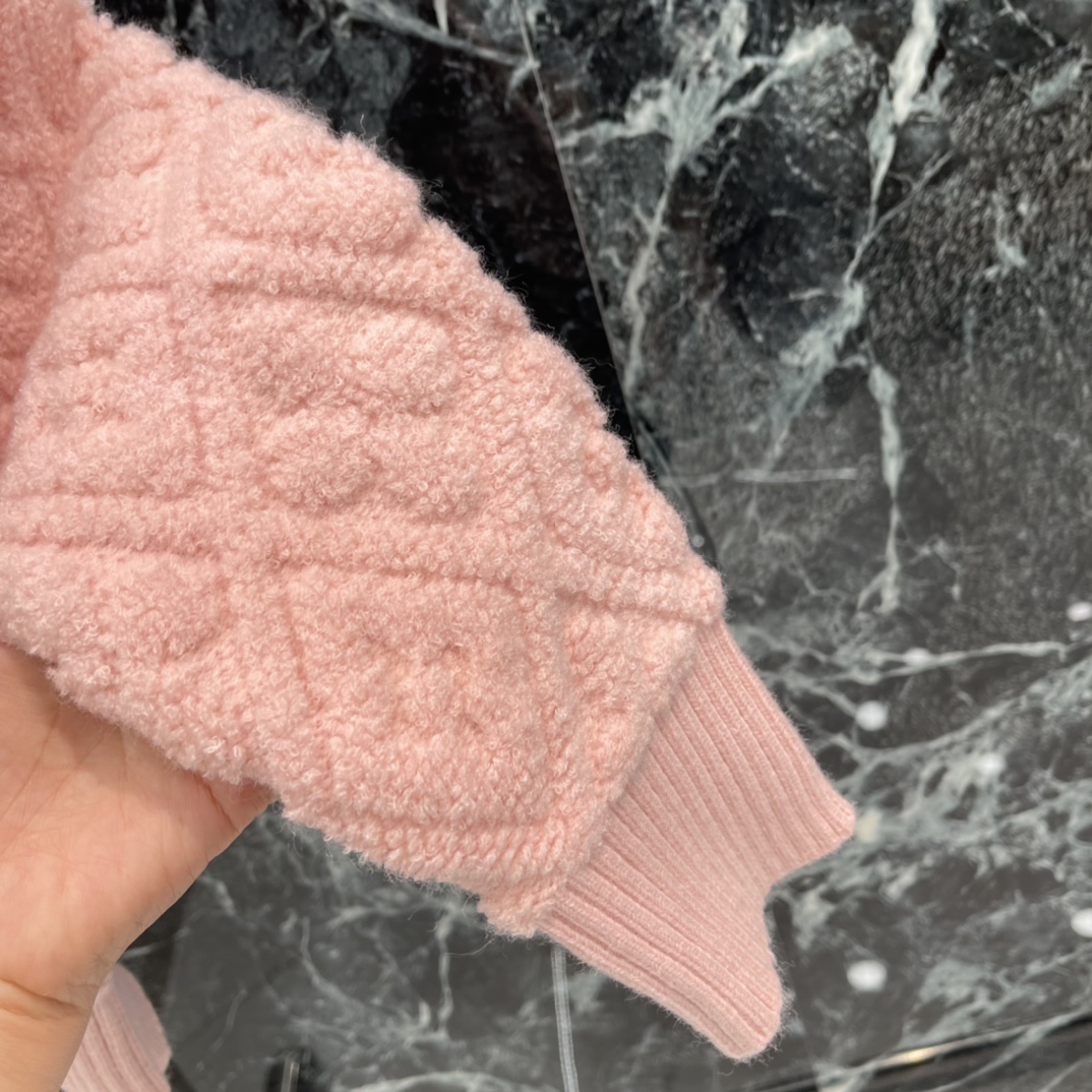 路易 25秋冬新款 提花针织开衫 提花工艺处理，呈现立体凹凸造型，针织圆领开衫版型，成衣纽扣装饰开襟，以