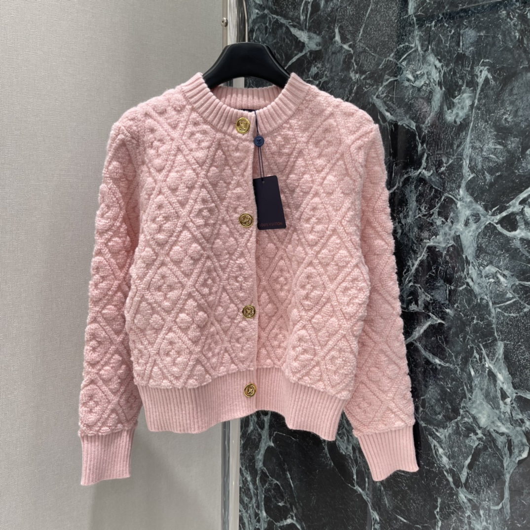 路易 25秋冬新款 提花针织开衫 提花工艺处理，呈现立体凹凸造型，针织圆领开衫版型，成衣纽扣装饰开襟，以