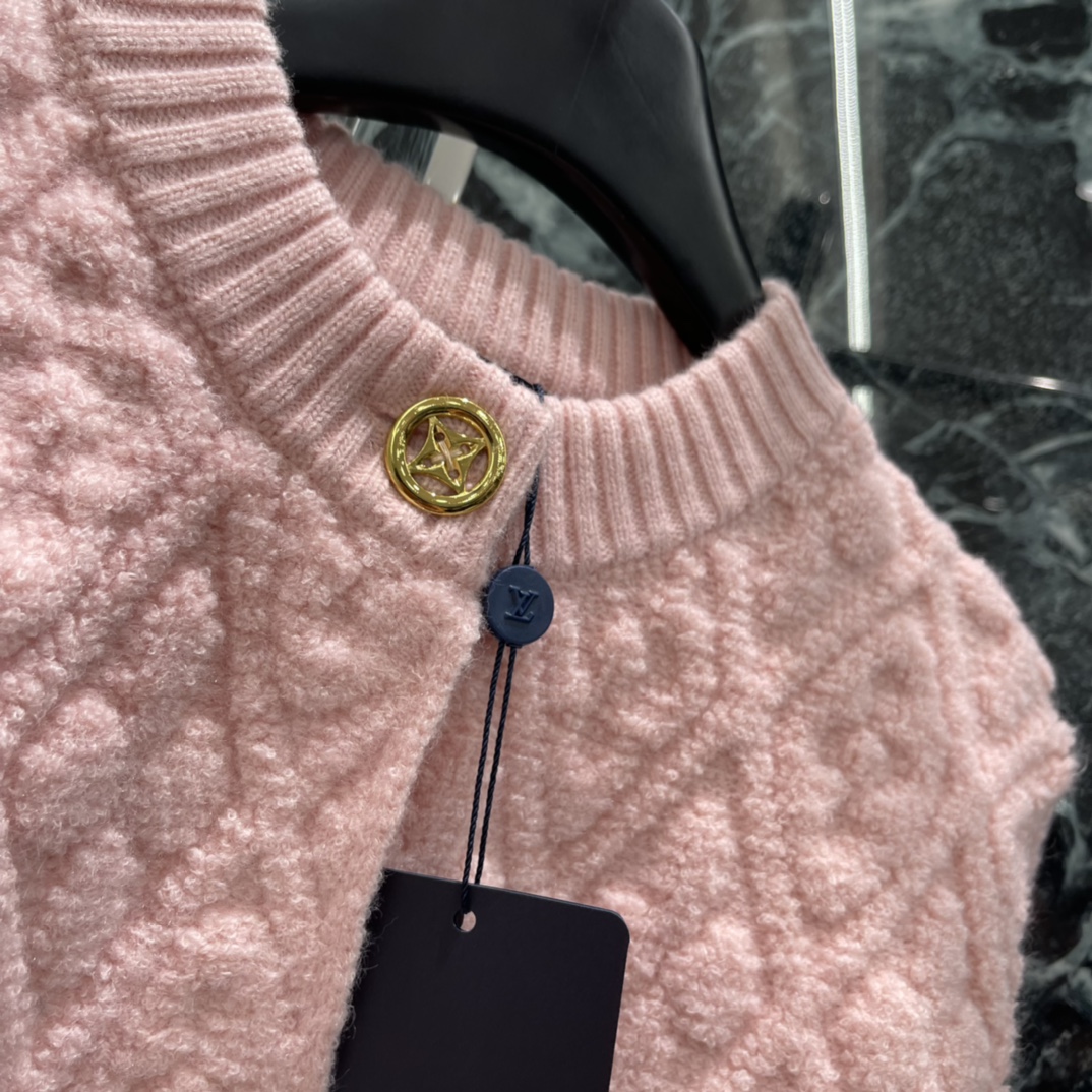 路易 25秋冬新款 提花针织开衫 提花工艺处理，呈现立体凹凸造型，针织圆领开衫版型，成衣纽扣装饰开襟，以