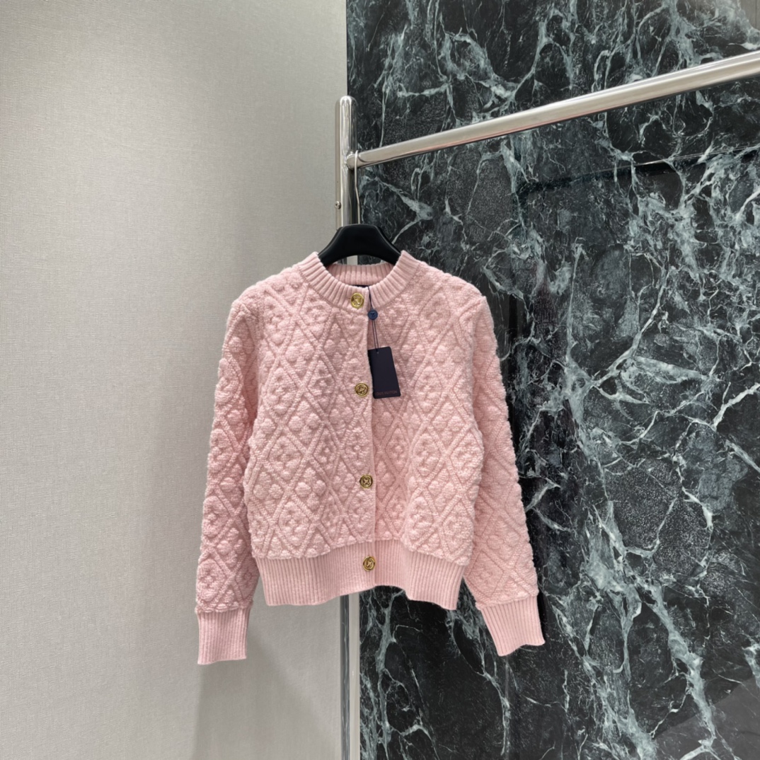 路易 25秋冬新款 提花针织开衫 提花工艺处理，呈现立体凹凸造型，针织圆领开衫版型，成衣纽扣装饰开襟，以