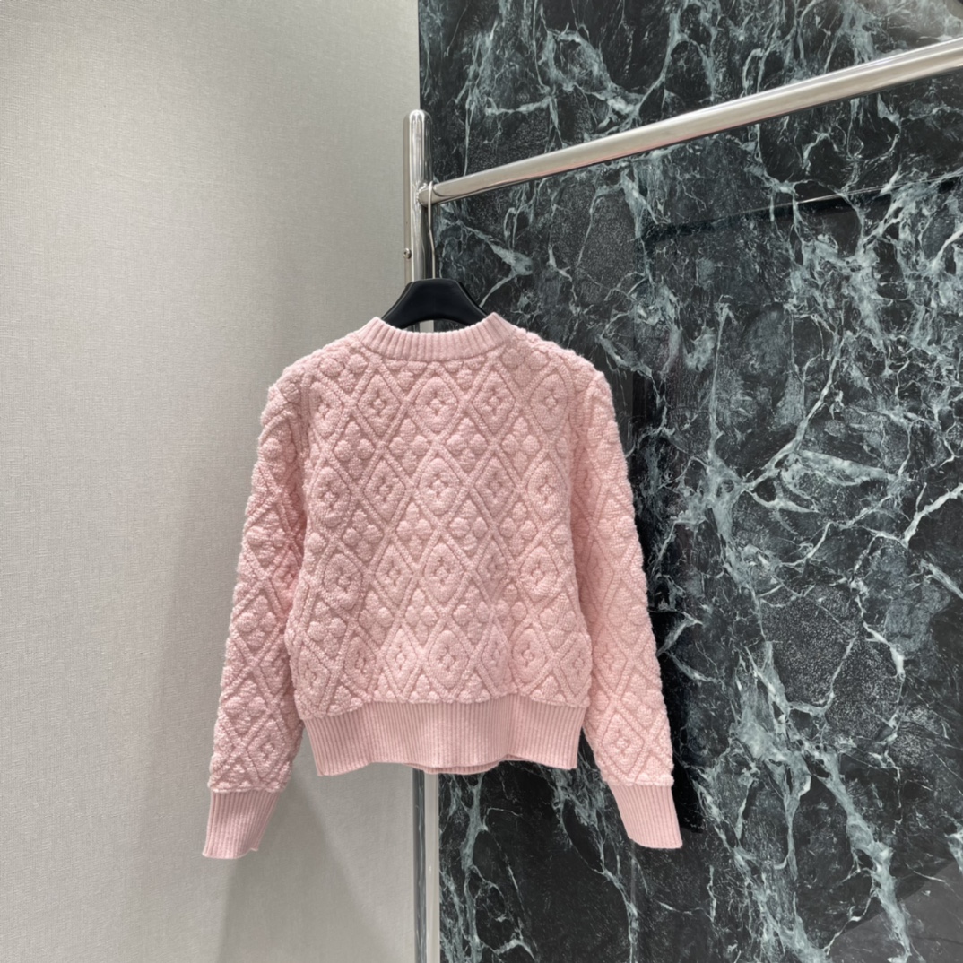 路易 25秋冬新款 提花针织开衫 提花工艺处理，呈现立体凹凸造型，针织圆领开衫版型，成衣纽扣装饰开襟，以