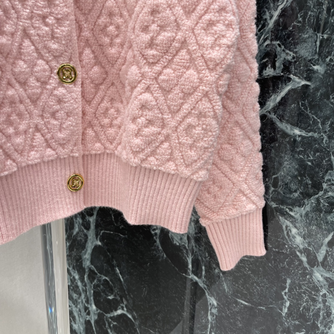 路易 25秋冬新款 提花针织开衫 提花工艺处理，呈现立体凹凸造型，针织圆领开衫版型，成衣纽扣装饰开襟，以