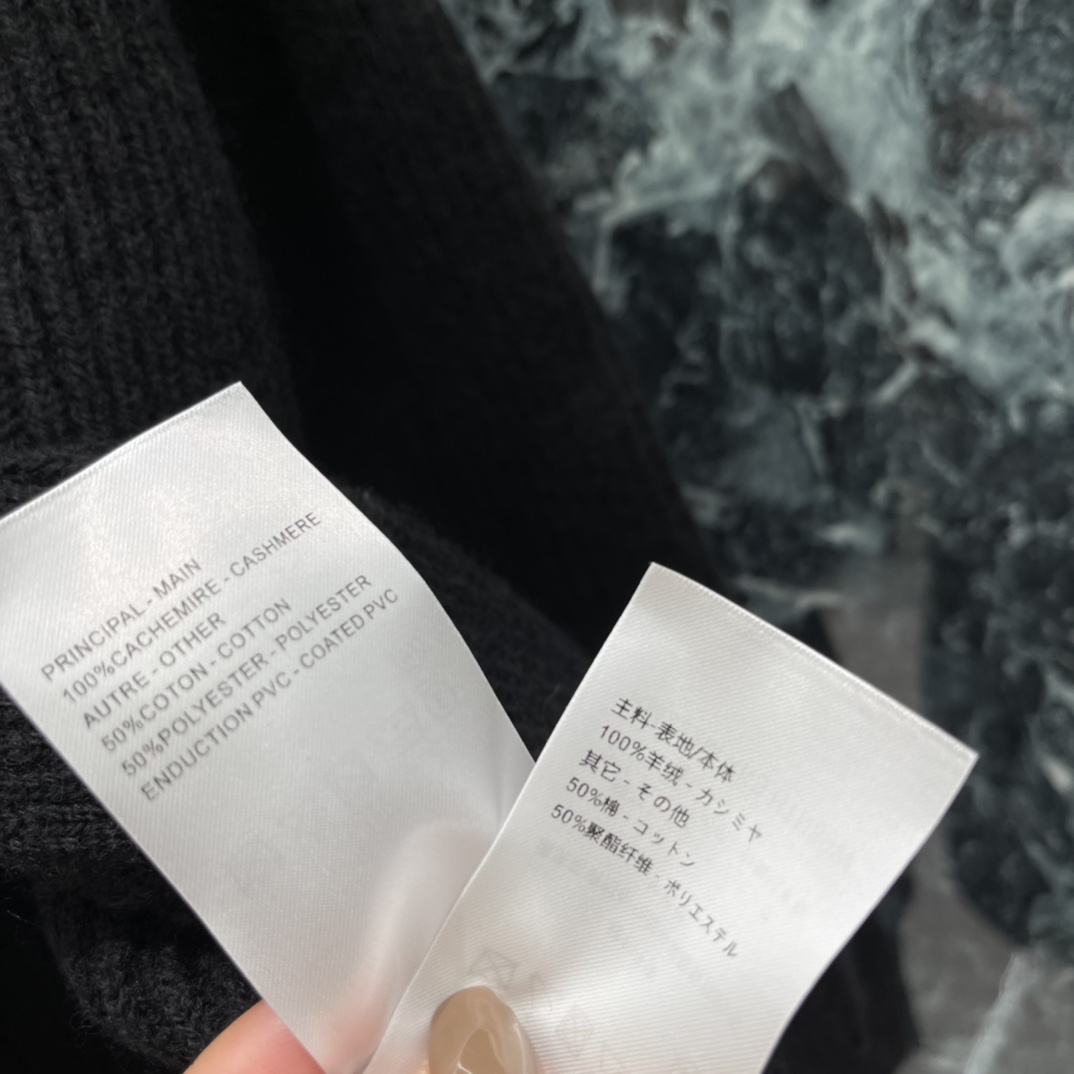 路易 25秋冬新款 丝带元素针织开衫套 最吸睛的当属领口处的米色丝带设计，丝带末端点缀LV经典老花标识，