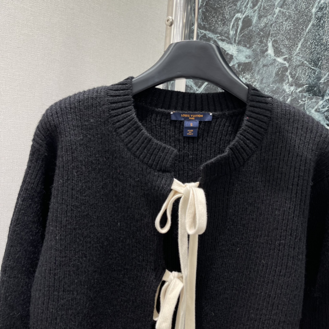 路易 25秋冬新款 丝带元素针织开衫套 最吸睛的当属领口处的米色丝带设计，丝带末端点缀LV经典老花标识，
