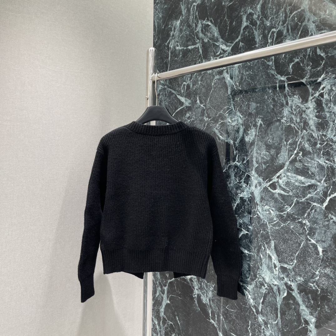 路易 25秋冬新款 丝带元素针织开衫套 最吸睛的当属领口处的米色丝带设计，丝带末端点缀LV经典老花标识，