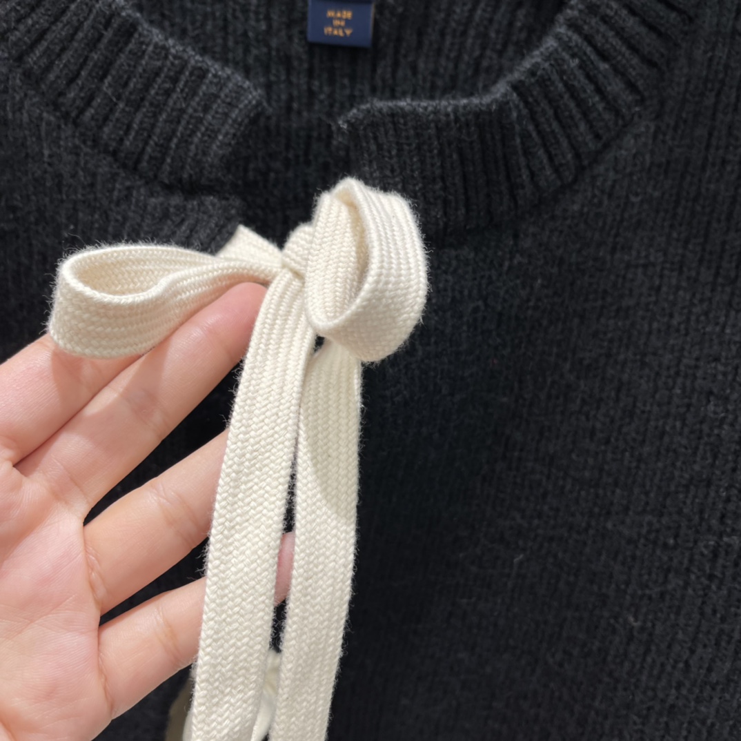 路易 25秋冬新款 丝带元素针织开衫套 最吸睛的当属领口处的米色丝带设计，丝带末端点缀LV经典老花标识，