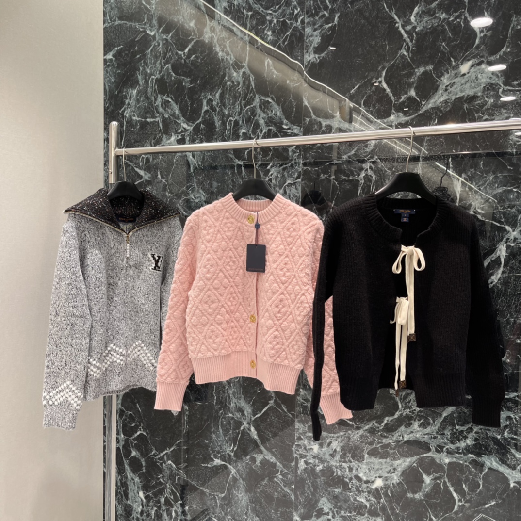 路易 25秋冬新款 丝带元素针织开衫套 最吸睛的当属领口处的米色丝带设计，丝带末端点缀LV经典老花标识，