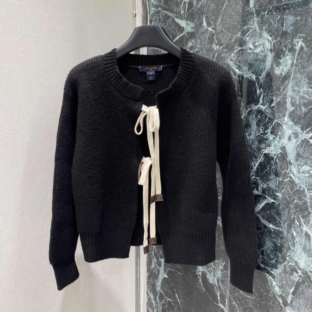路易 25秋冬新款 丝带元素针织开衫套 最吸睛的当属领口处的米色丝带设计，丝带末端点缀LV经典老花标识，