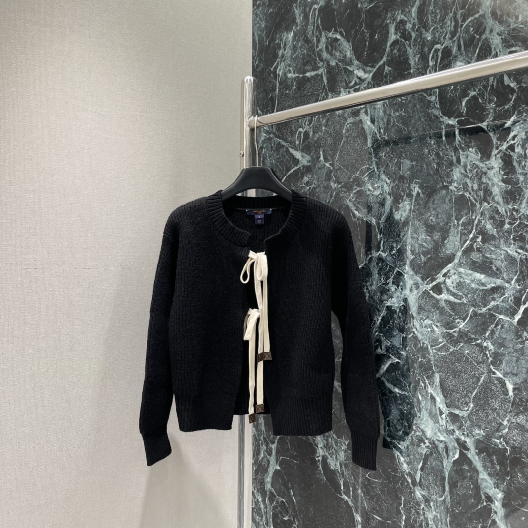 路易 25秋冬新款 丝带元素针织开衫套 最吸睛的当属领口处的米色丝带设计，丝带末端点缀LV经典老花标识，