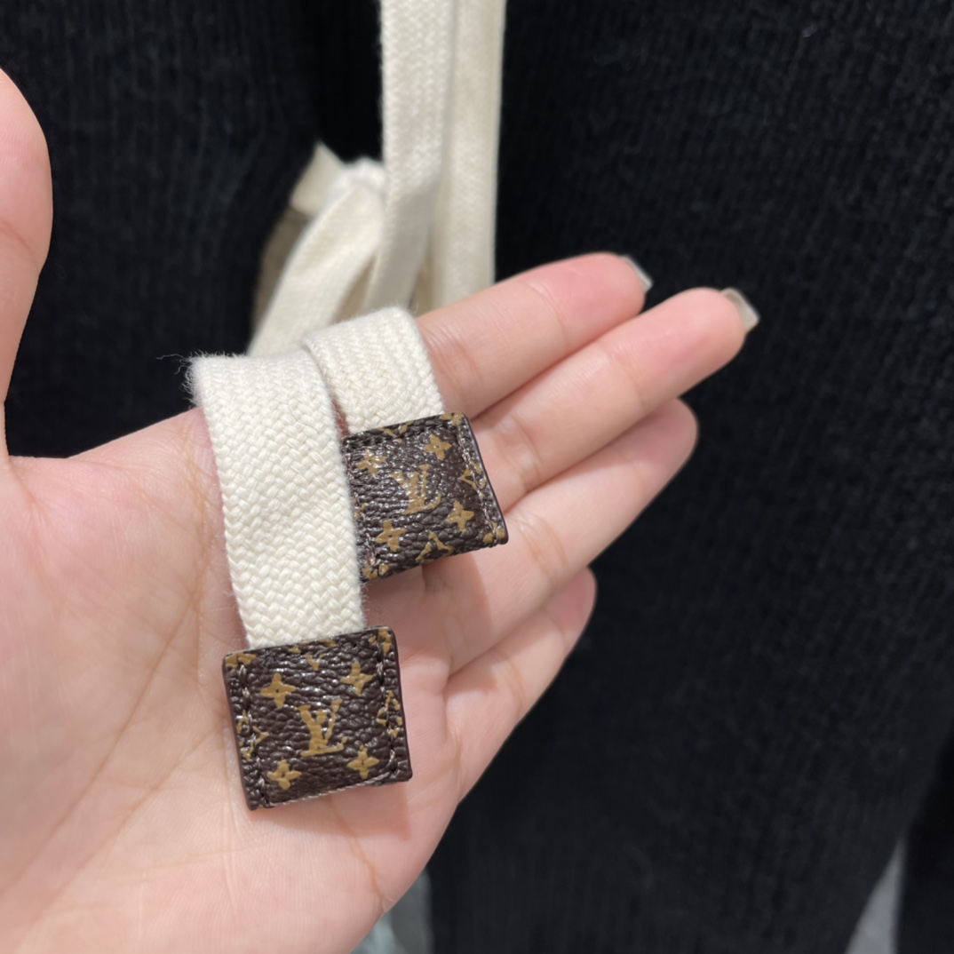 路易 25秋冬新款 丝带元素针织开衫套 最吸睛的当属领口处的米色丝带设计，丝带末端点缀LV经典老花标识，