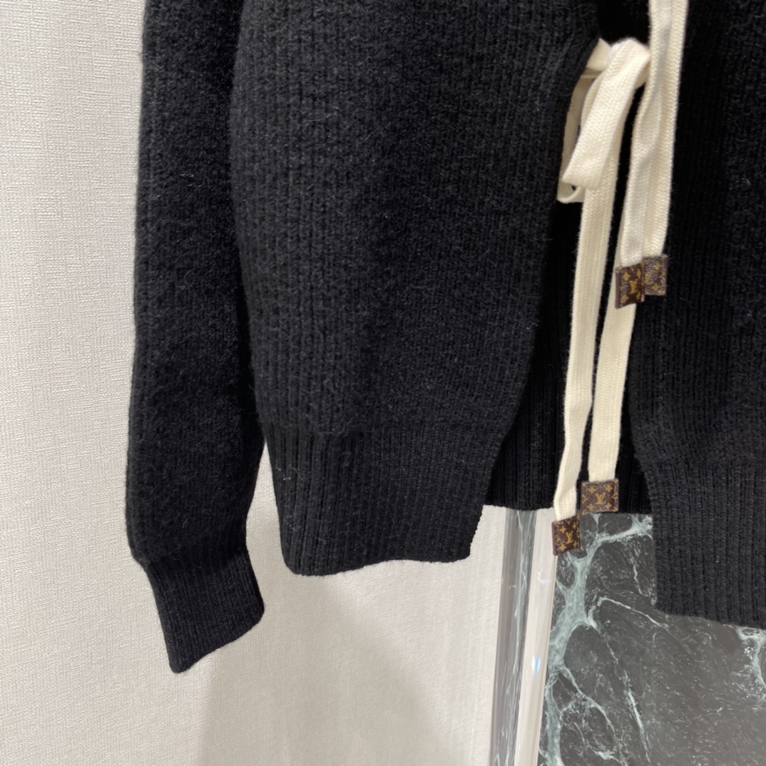 路易 25秋冬新款 丝带元素针织开衫套 最吸睛的当属领口处的米色丝带设计，丝带末端点缀LV经典老花标识，