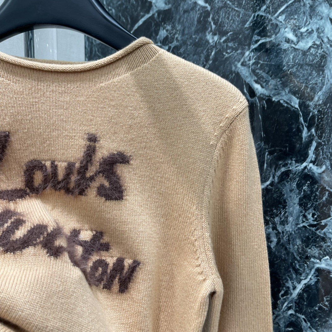 路易 25秋冬新款 字母针织长袖上衣 花体风格➕光影叠加打造立体效果更具设计感 包边均以自然卷边修饰彰显