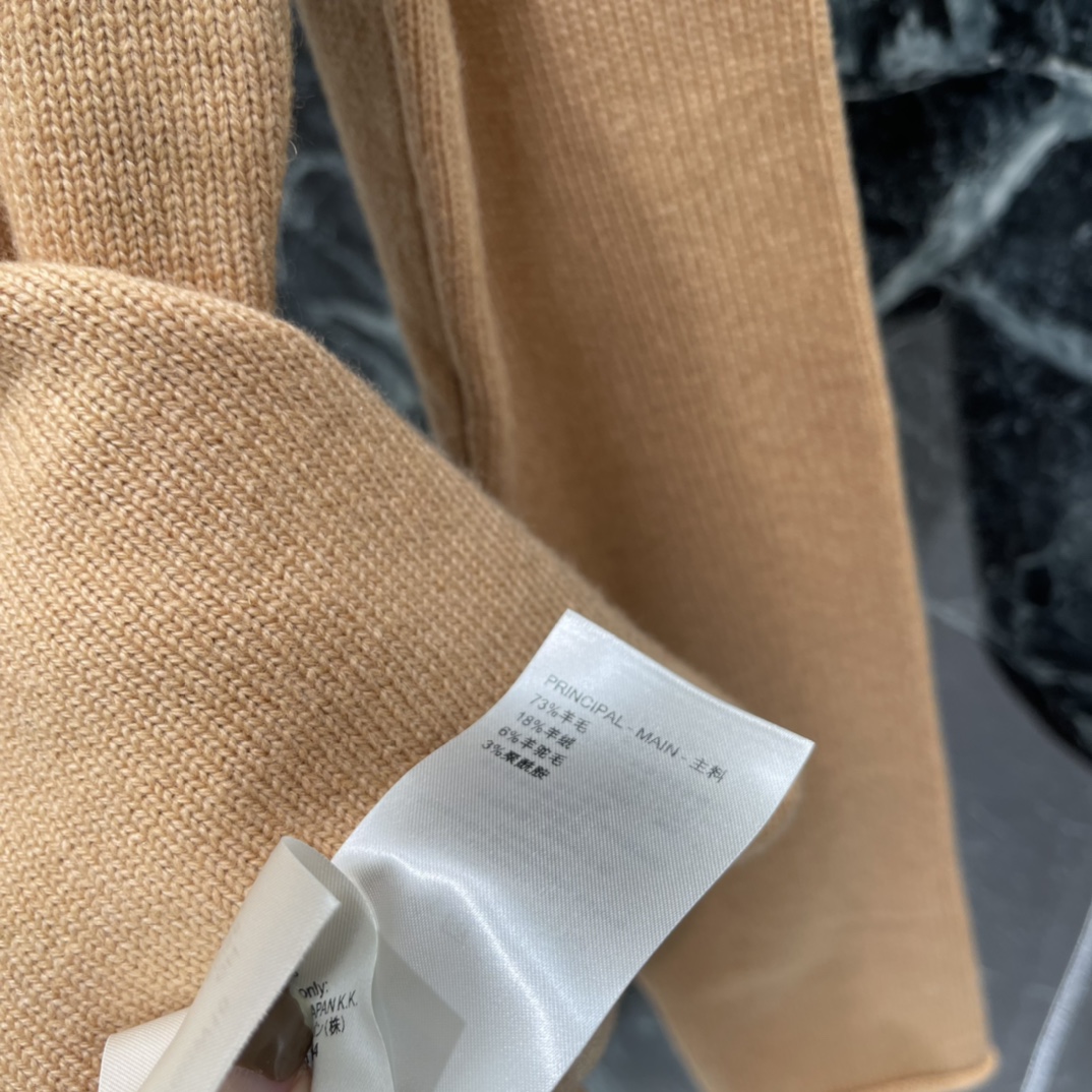 路易 25秋冬新款 字母针织长袖上衣 花体风格➕光影叠加打造立体效果更具设计感 包边均以自然卷边修饰彰显