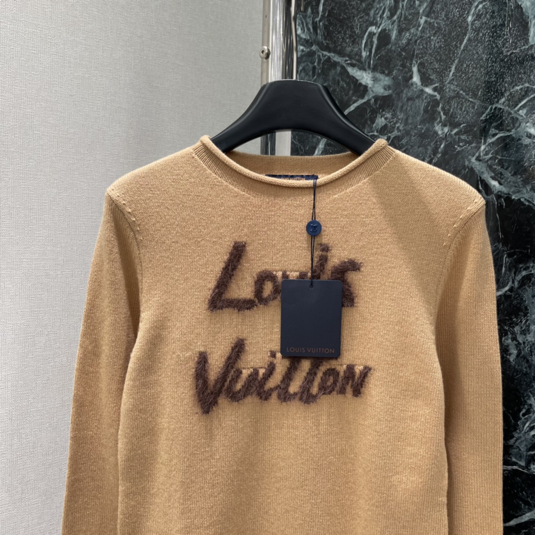 路易 25秋冬新款 字母针织长袖上衣 花体风格➕光影叠加打造立体效果更具设计感 包边均以自然卷边修饰彰显