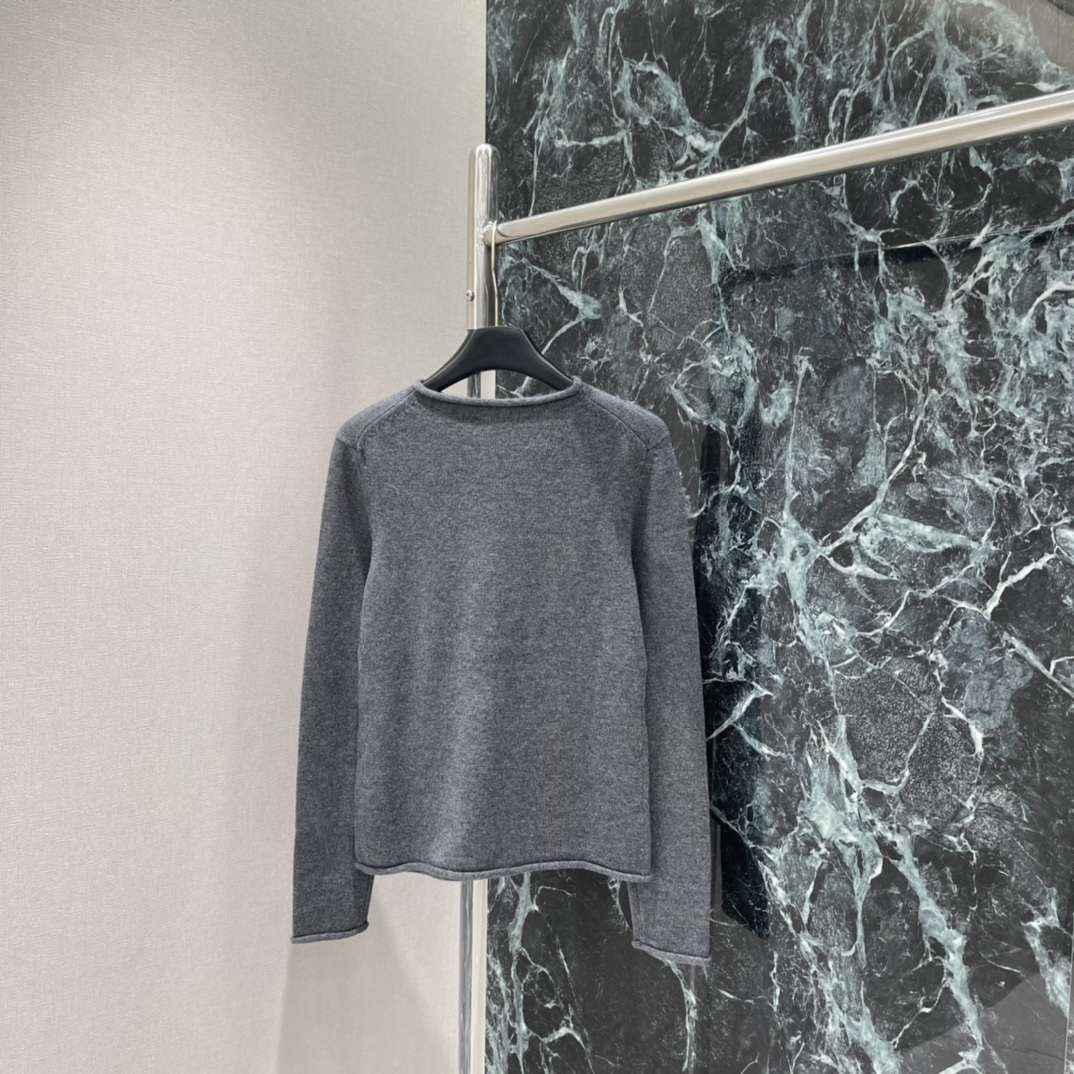 路易 25秋冬新款 字母针织长袖上衣 花体风格➕光影叠加打造立体效果更具设计感 包边均以自然卷边修饰彰显