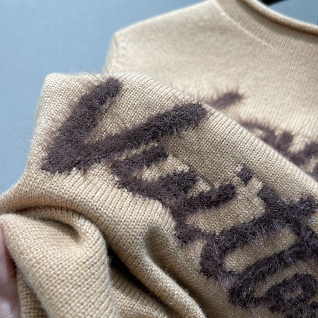 路易 25秋冬新款 字母针织长袖上衣 花体风格➕光影叠加打造立体效果更具设计感 包边均以自然卷边修饰彰显