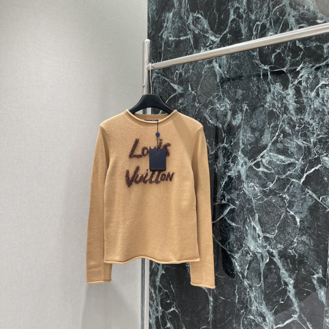 路易 25秋冬新款 字母针织长袖上衣 花体风格➕光影叠加打造立体效果更具设计感 包边均以自然卷边修饰彰显