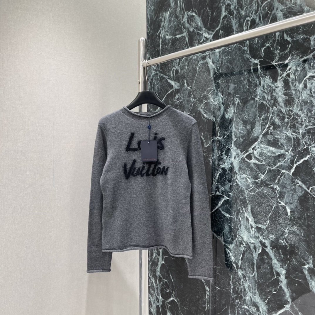 路易 25秋冬新款 字母针织长袖上衣 花体风格➕光影叠加打造立体效果更具设计感 包边均以自然卷边修饰彰显