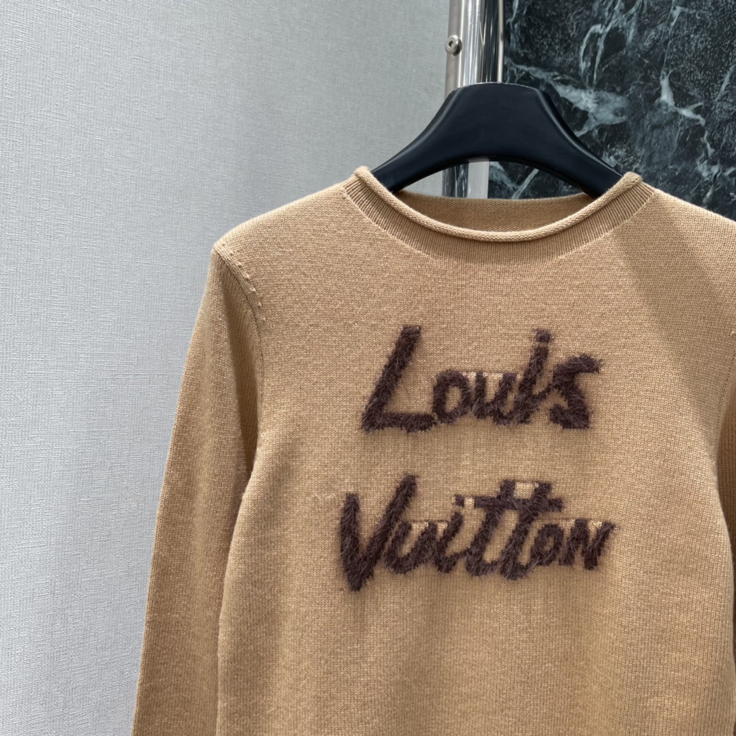 路易 25秋冬新款 字母针织长袖上衣 花体风格➕光影叠加打造立体效果更具设计感 包边均以自然卷边修饰彰显