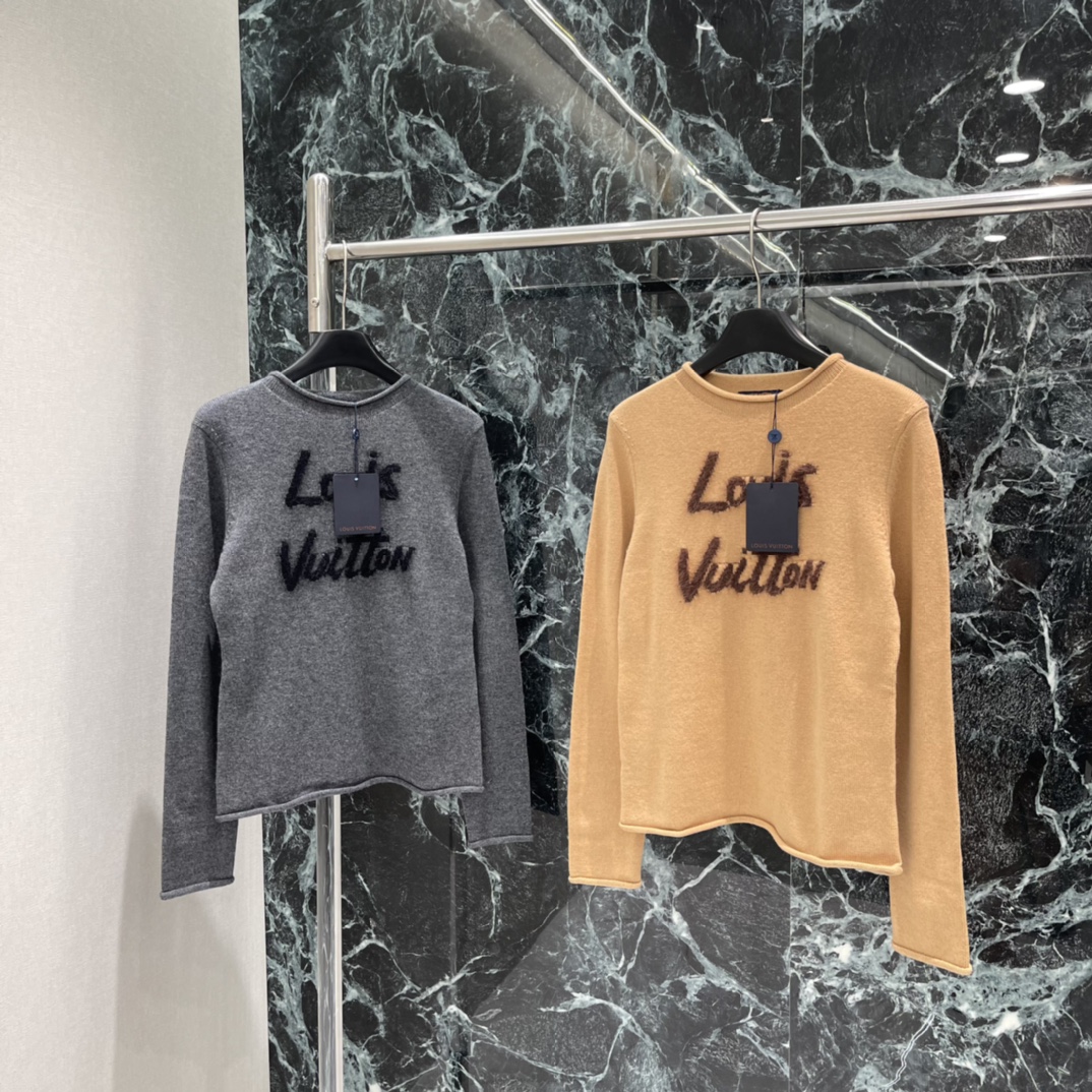 路易 25秋冬新款 字母针织长袖上衣 花体风格➕光影叠加打造立体效果更具设计感 包边均以自然卷边修饰彰显