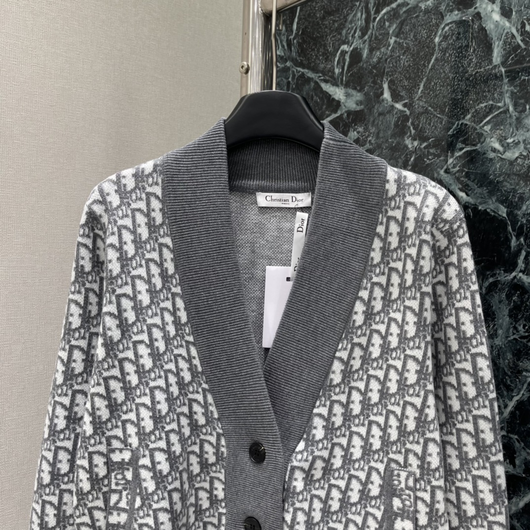 Ｄ家 25秋冬新款 老花针织开衫 V领设计配纽扣经典老花图案经典不过时百搭搭配裙裤都很好看。两个色SML