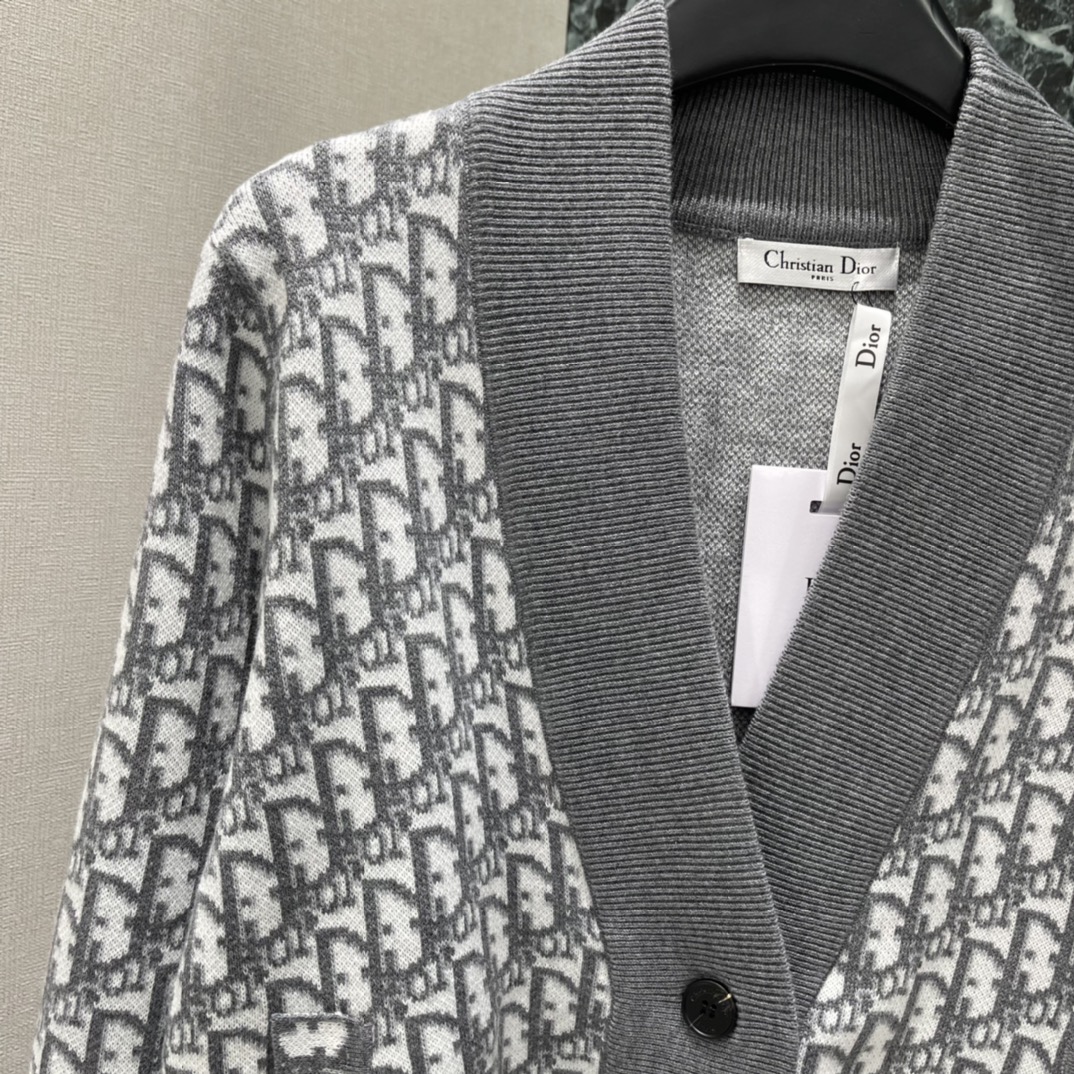 Ｄ家 25秋冬新款 老花针织开衫 V领设计配纽扣经典老花图案经典不过时百搭搭配裙裤都很好看。两个色SML