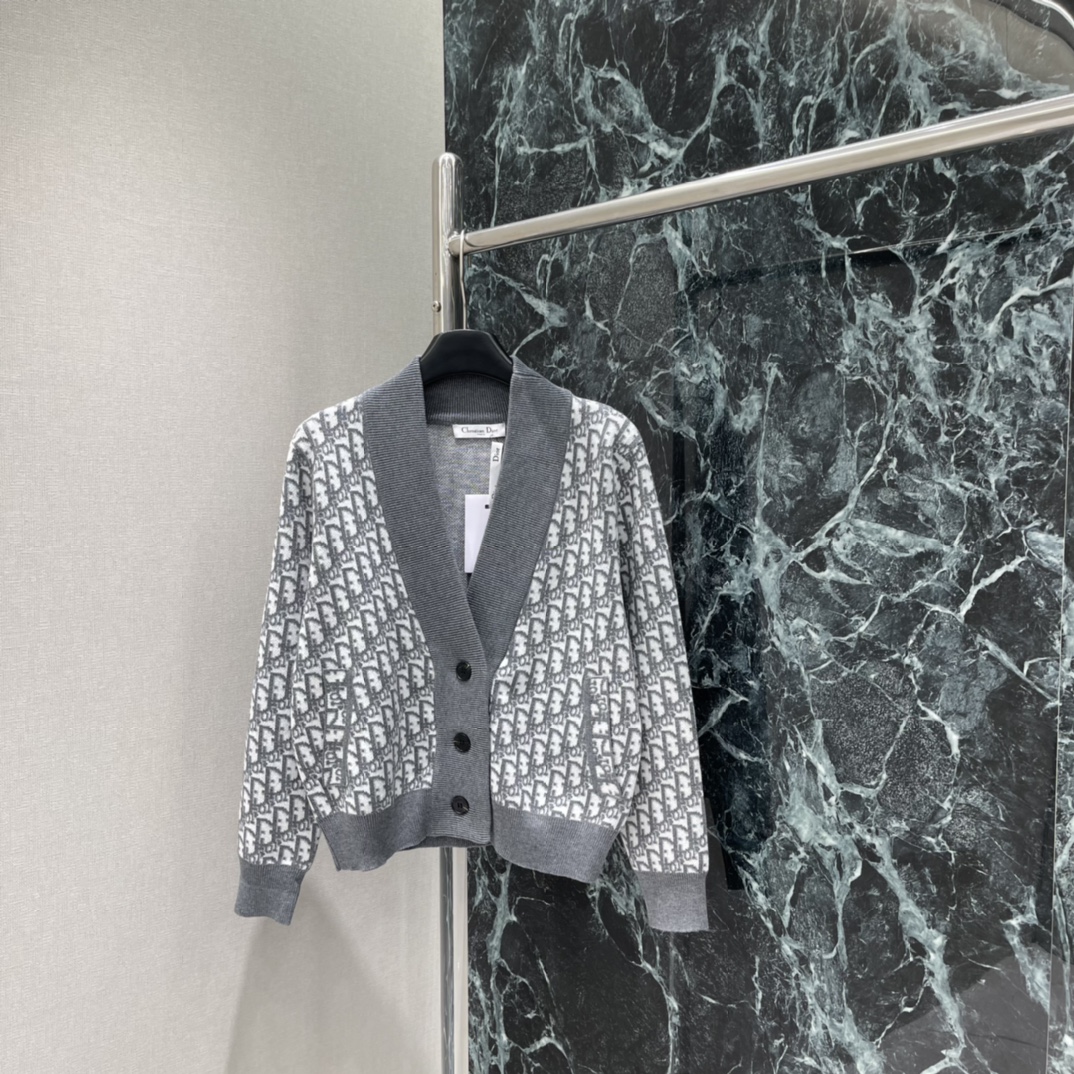 Ｄ家 25秋冬新款 老花针织开衫 V领设计配纽扣经典老花图案经典不过时百搭搭配裙裤都很好看。两个色SML