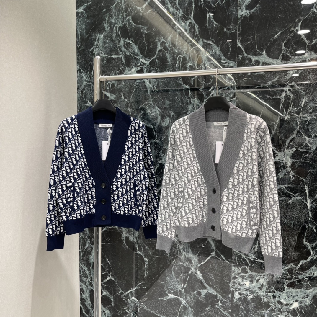 Ｄ家 25秋冬新款 老花针织开衫 V领设计配纽扣经典老花图案经典不过时百搭搭配裙裤都很好看。两个色SML