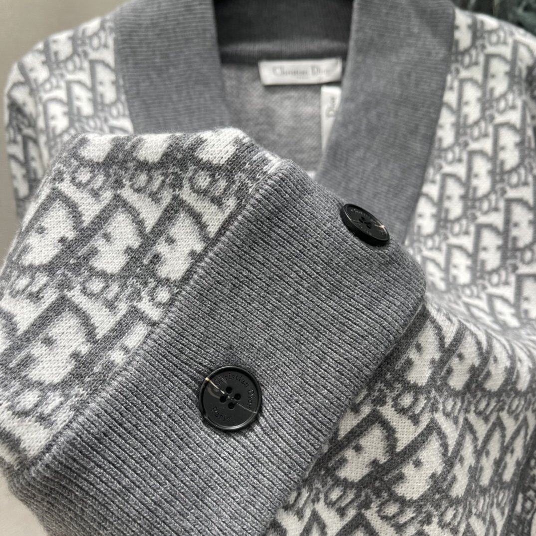 Ｄ家 25秋冬新款 老花针织开衫 V领设计配纽扣经典老花图案经典不过时百搭搭配裙裤都很好看。两个色SML