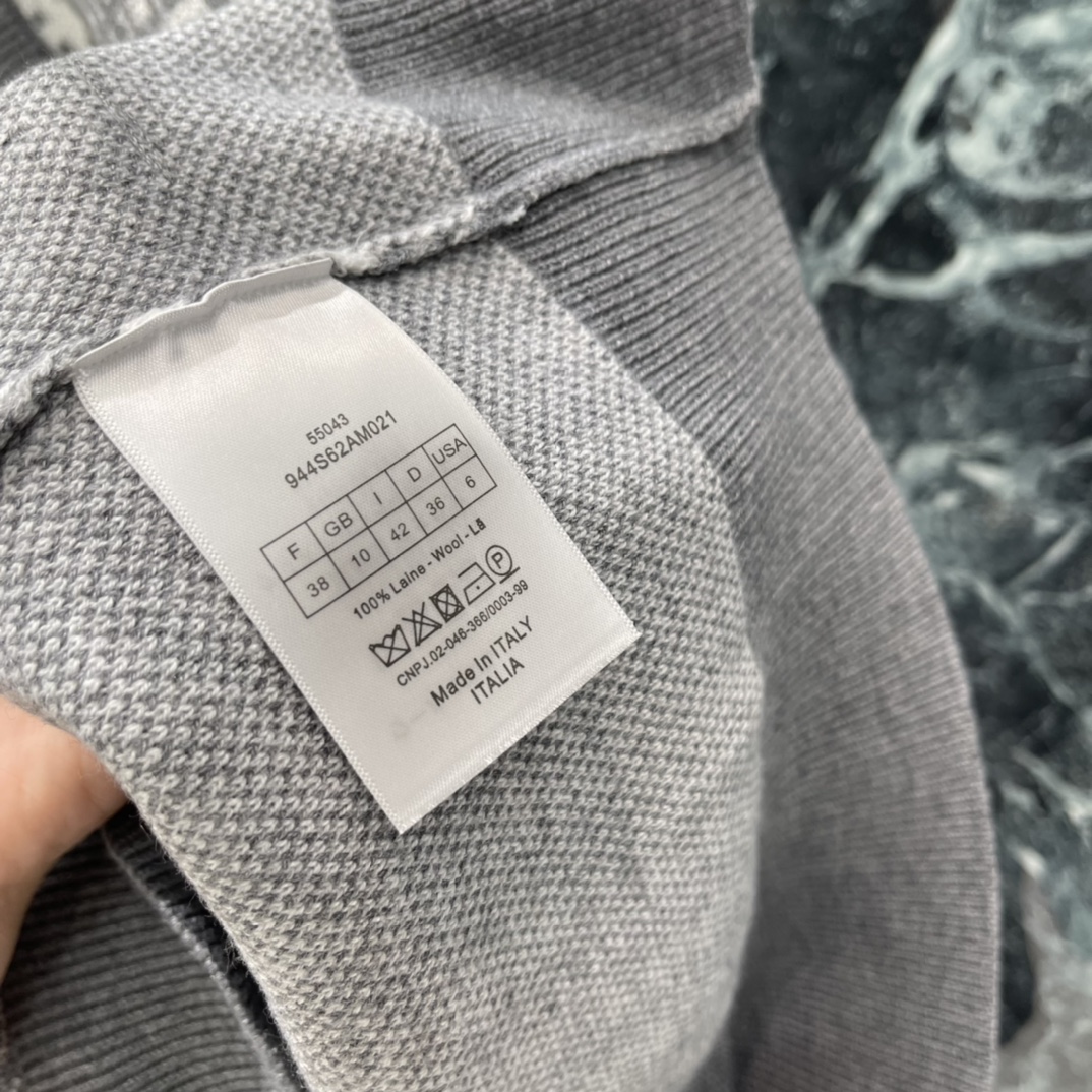 Ｄ家 25秋冬新款 老花针织开衫 V领设计配纽扣经典老花图案经典不过时百搭搭配裙裤都很好看。两个色SML